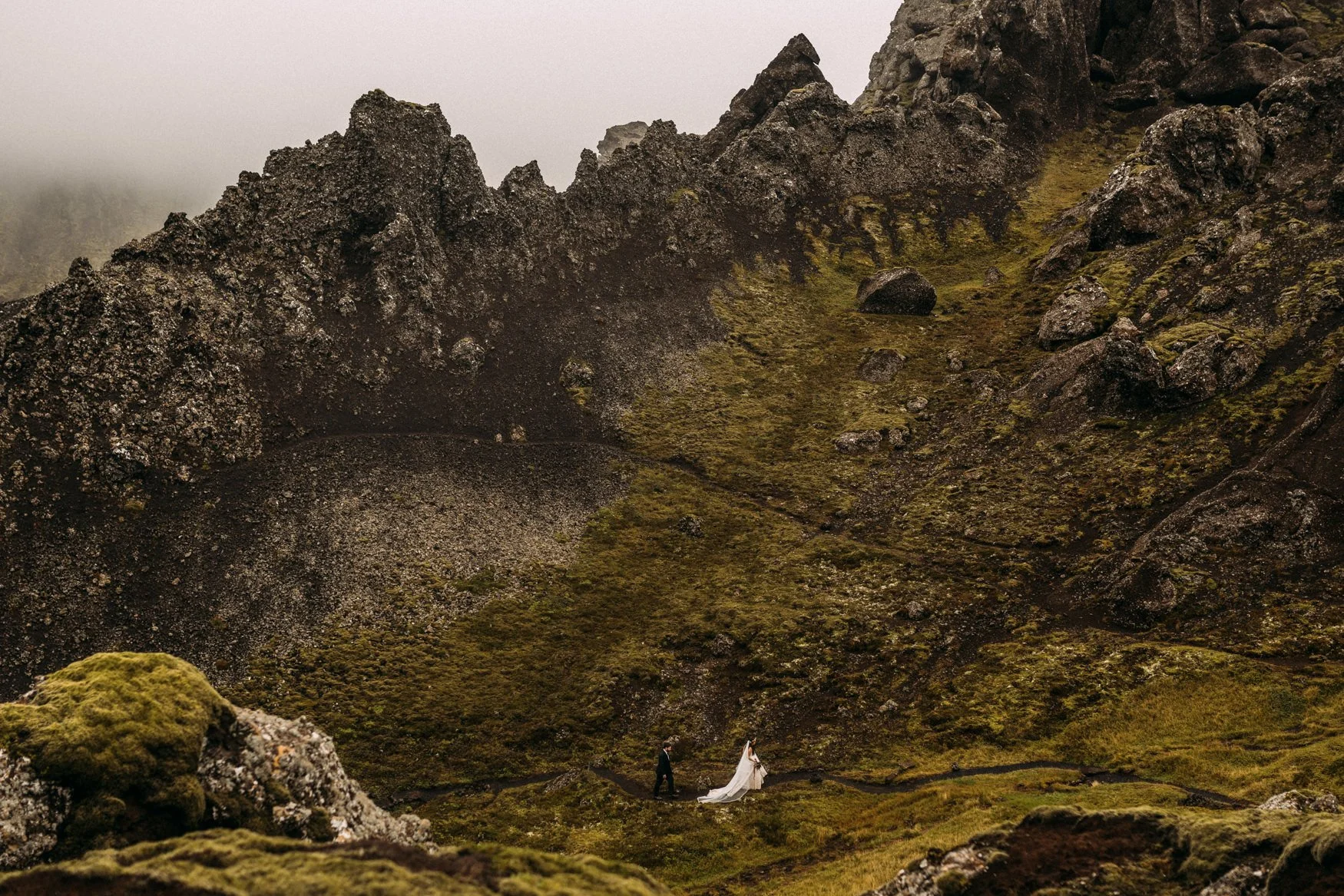 048-minimalist-wedding-photo-in-iceland-landcsape.jpg