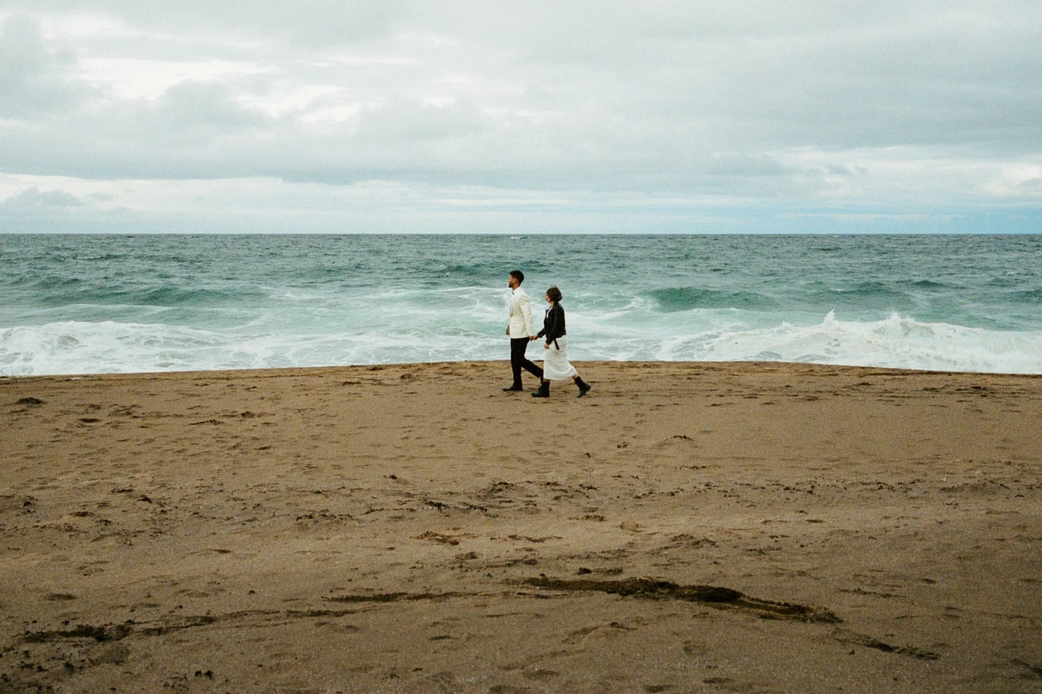 rk001-iceland-beach-minimal-couple-on-analog-35mm-film.jpg