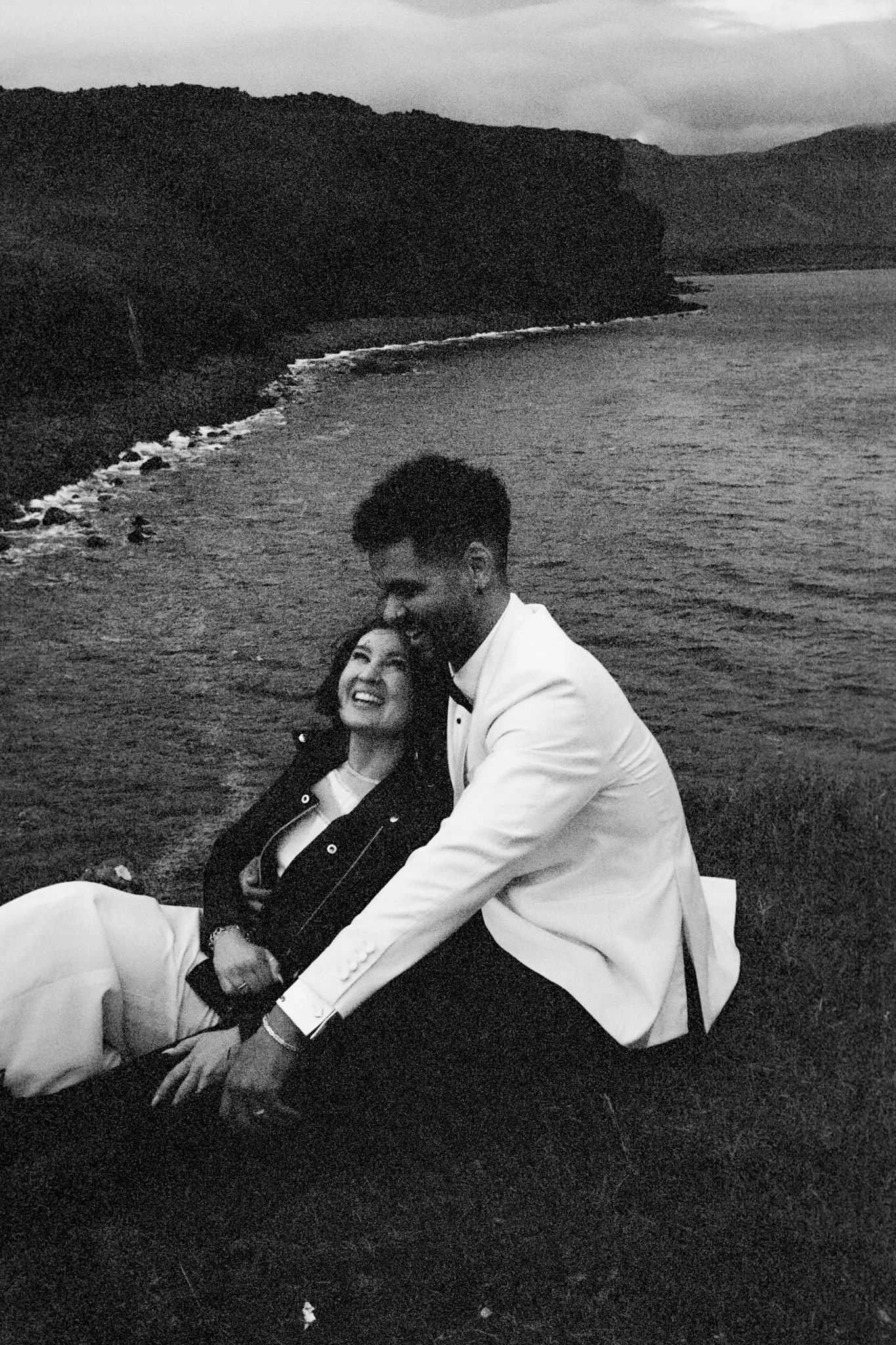 rk041-iceland-analog-film-wedding-portrait-on-cliffs.jpg