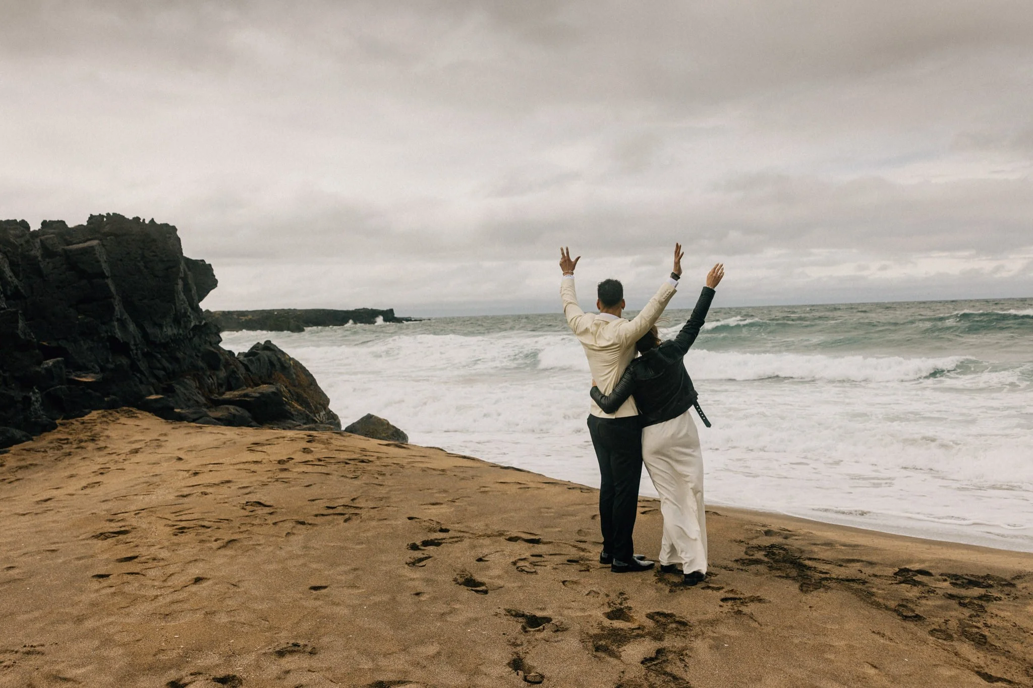 rk032-happy-wedding-couple-on-iceland-beach.jpg