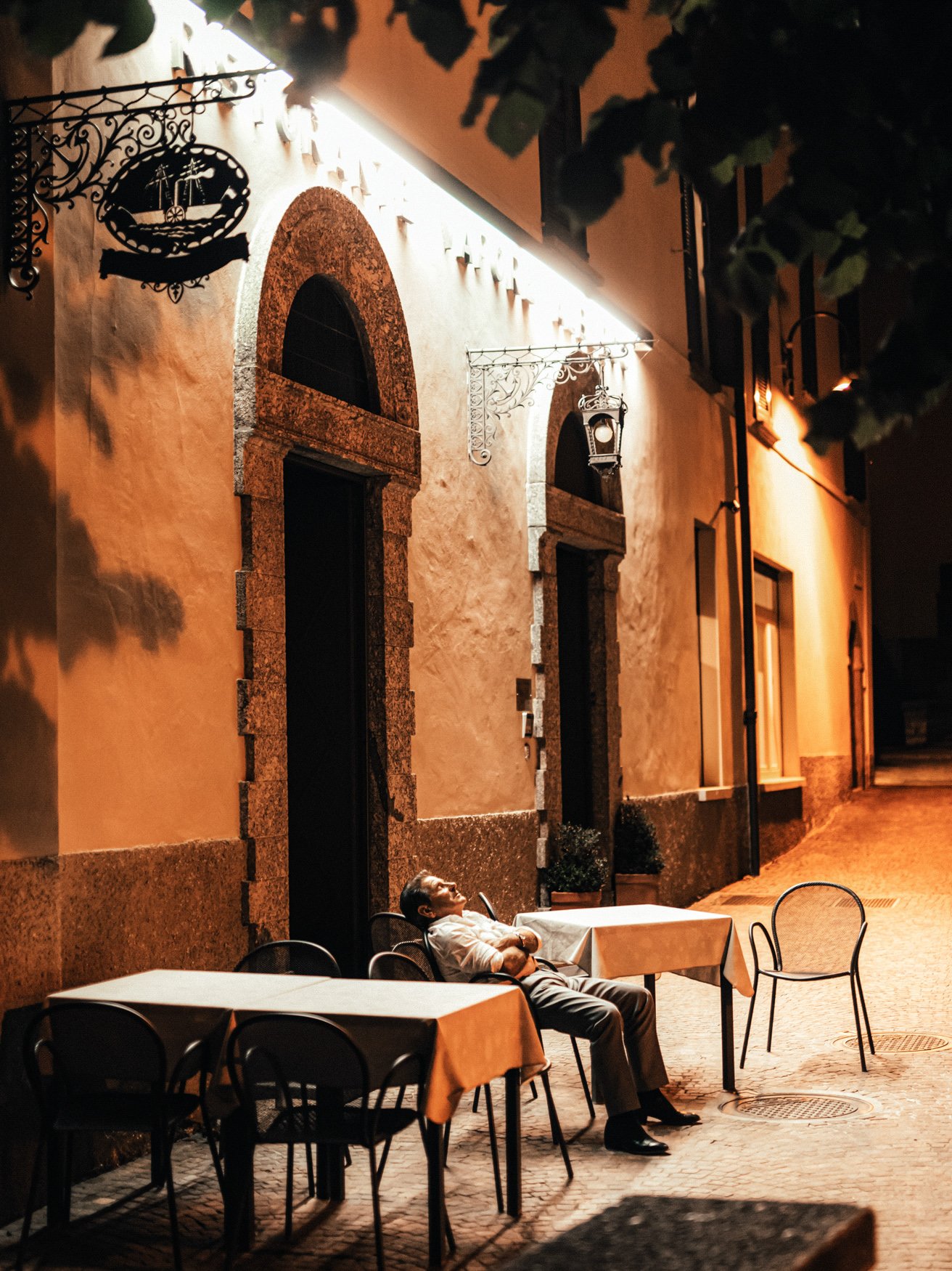 049-lake-como-wedding-guest-having-rest.jpg