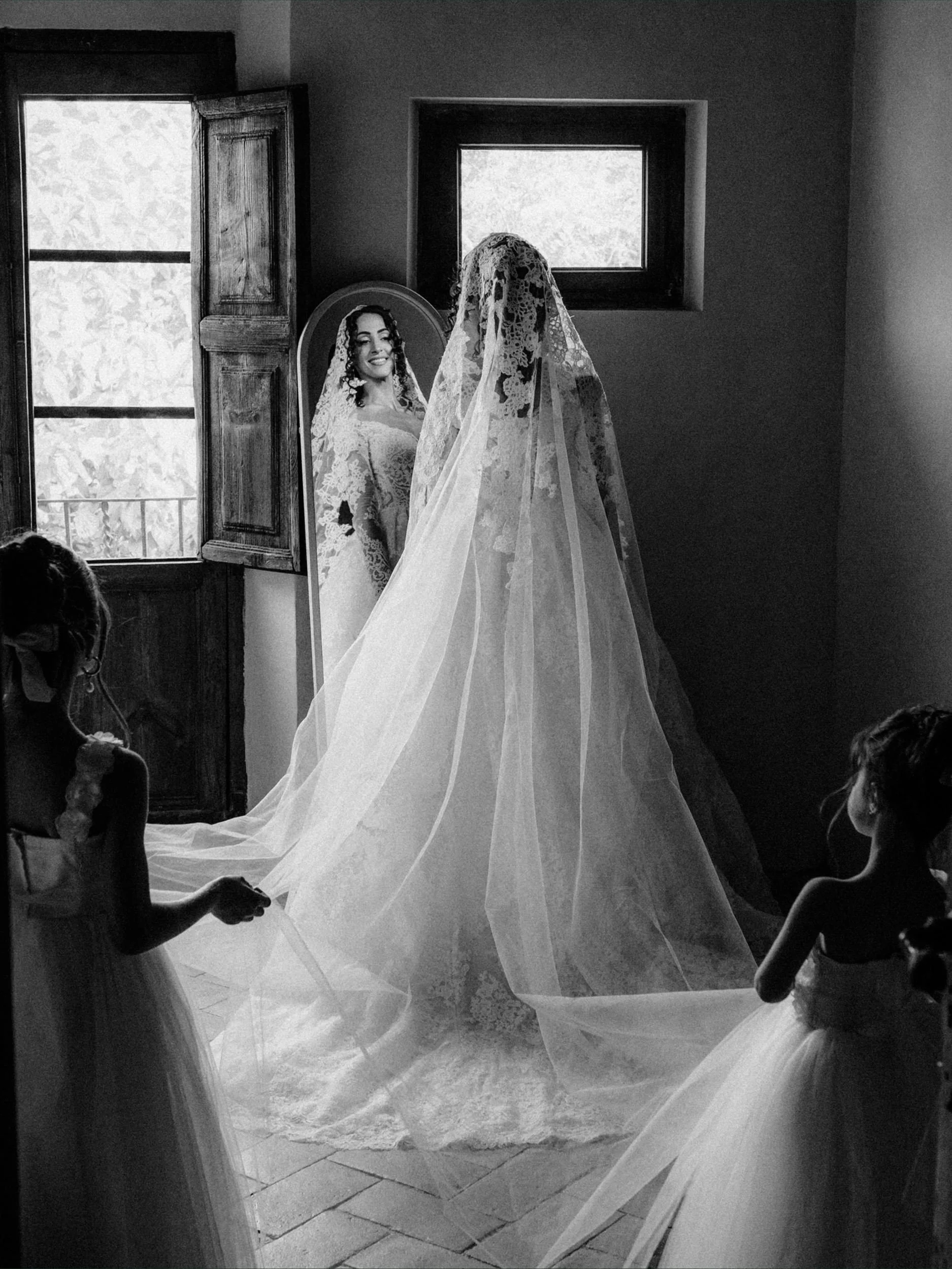 s&g041-villa-almanita-wedding-getting-ready-bride.jpg