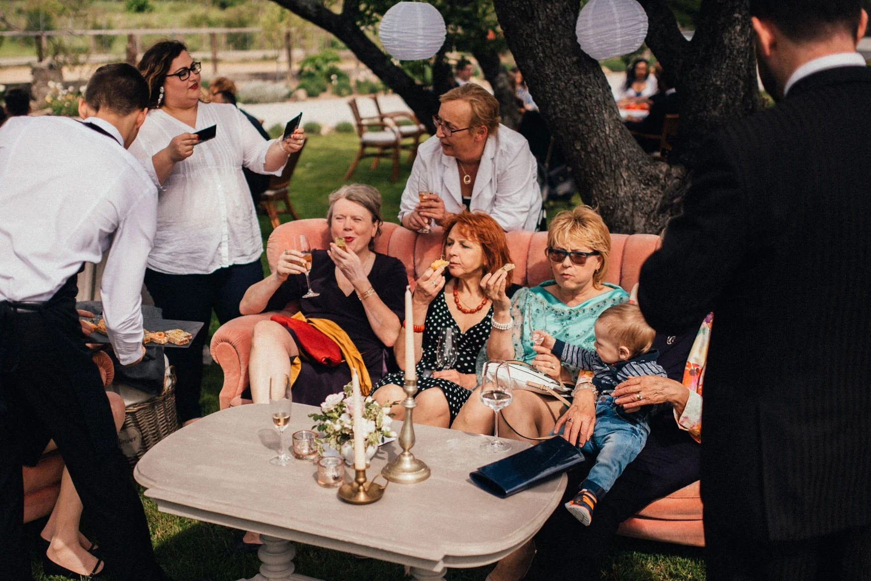 053-aunts-eating-wedding-cakes.jpg