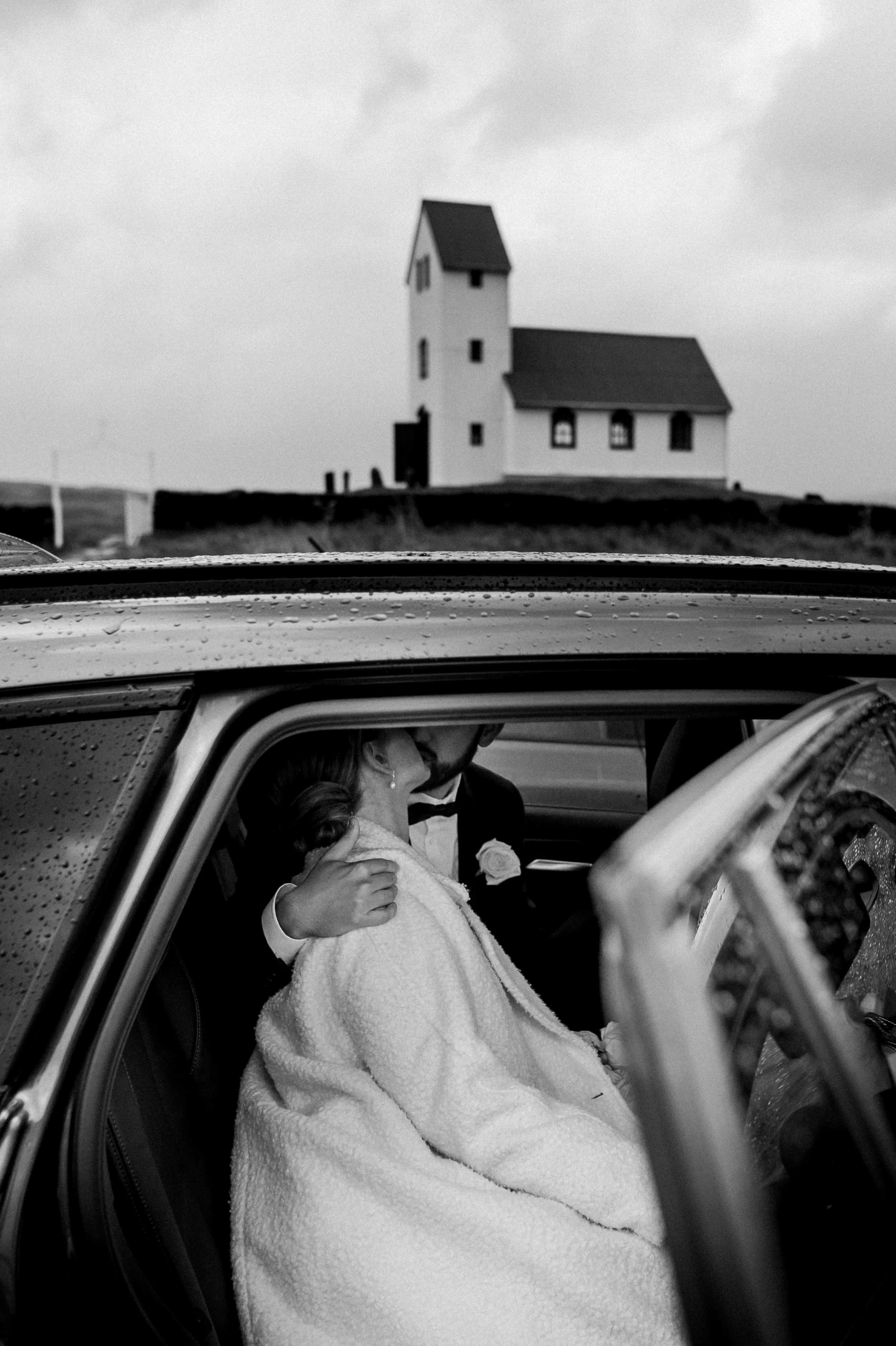 jj041-iceland-church-wedding-kiss.jpg