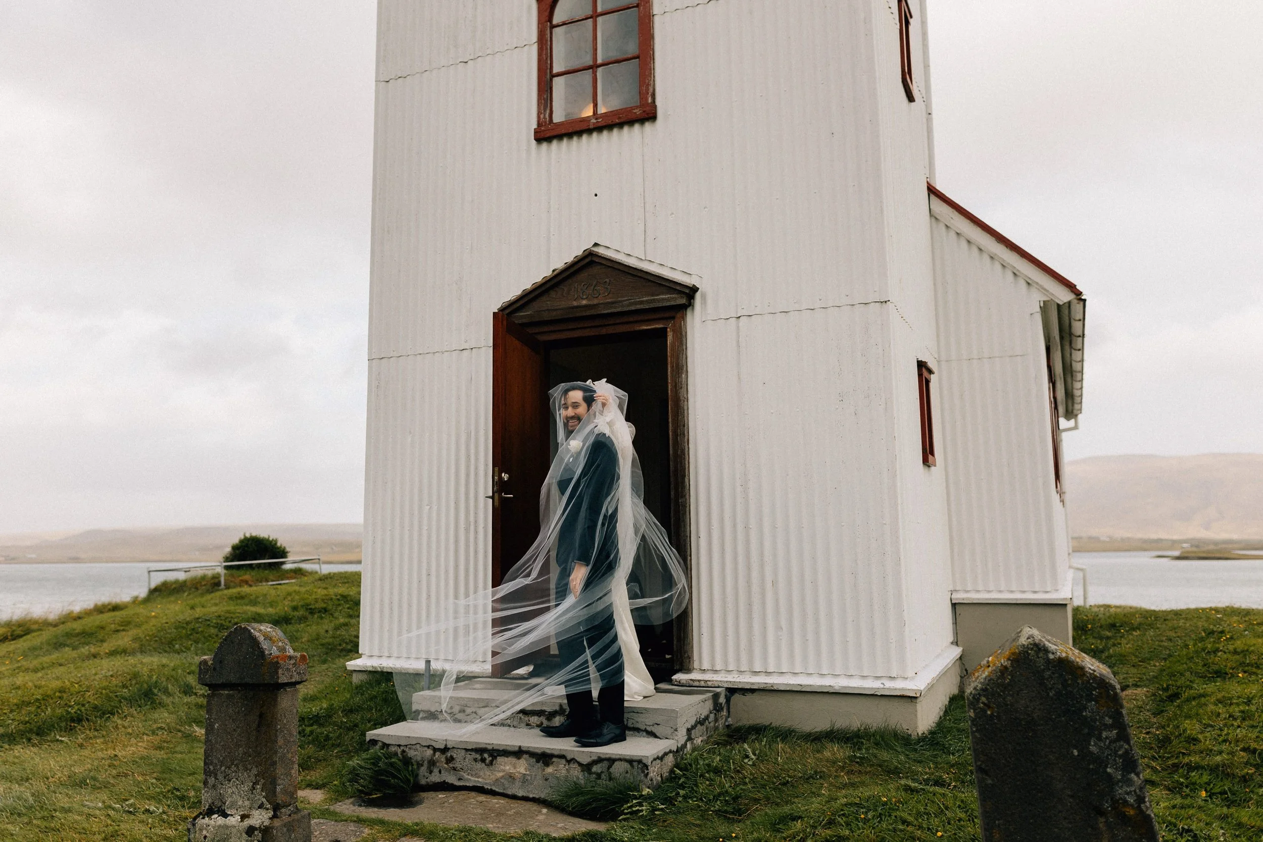 jj034-iceland-church-religious-windy-wedding.jpg
