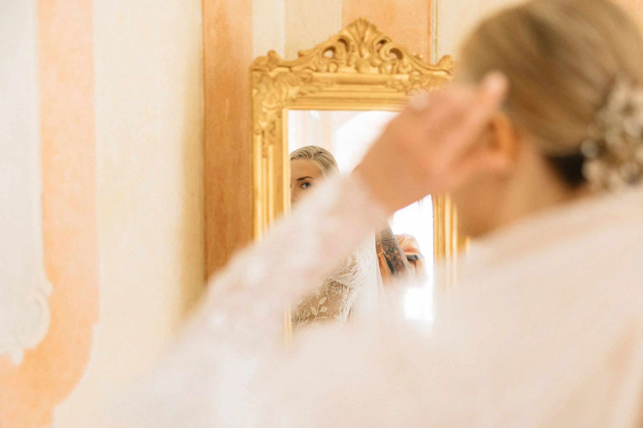 id006-prague-castle-wedding-bride-getting-ready.jpg