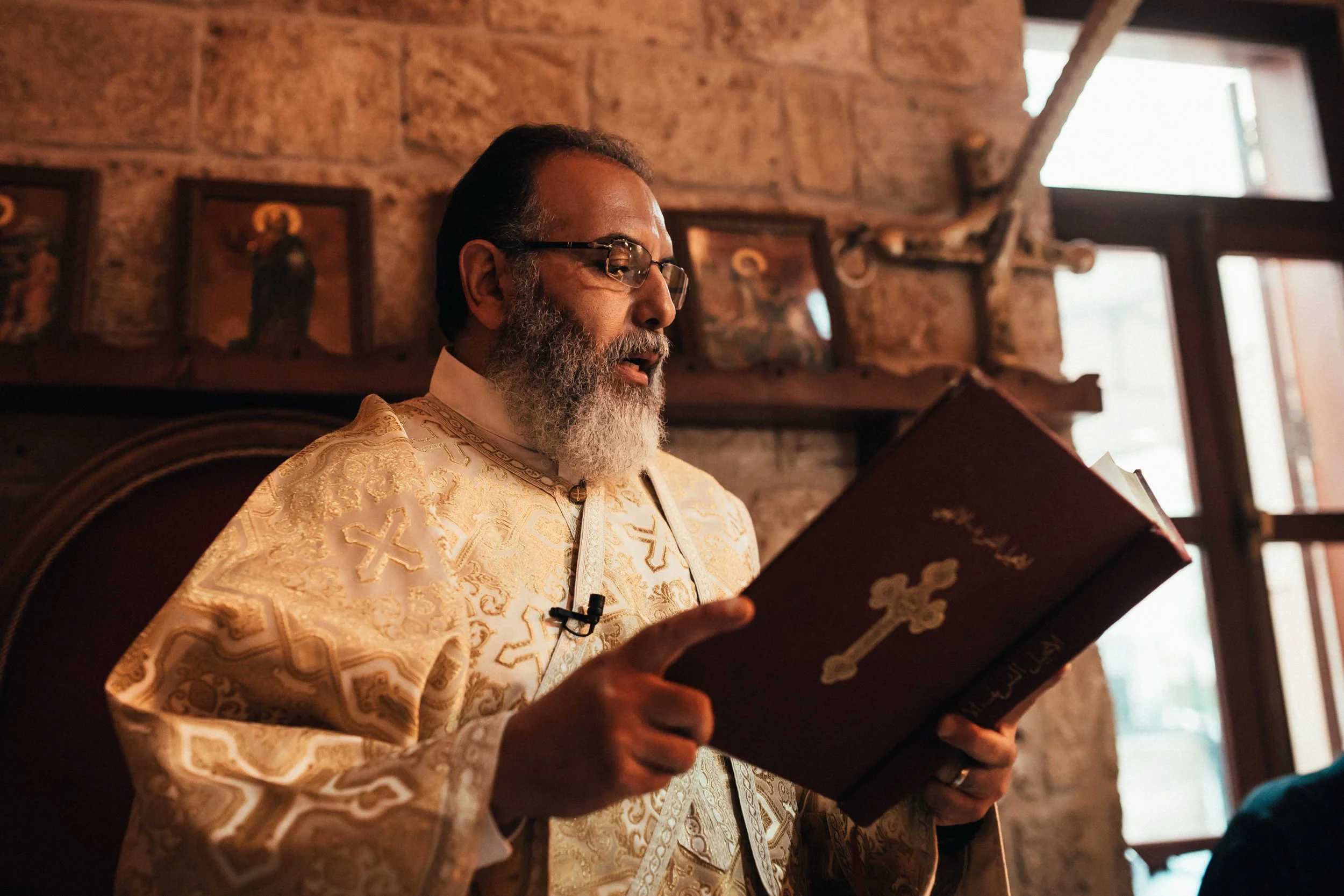 nn031-batroun-lebanon-christian-wedding-priest.jpg