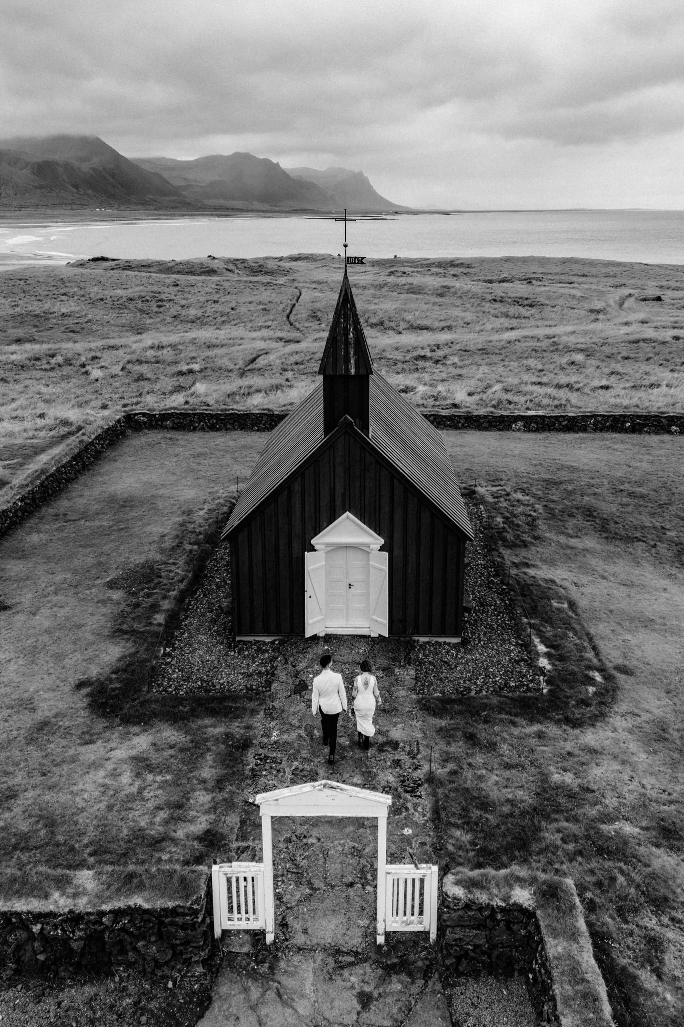 rk026-black-church-iceland-minimalist-couple-photo.jpg