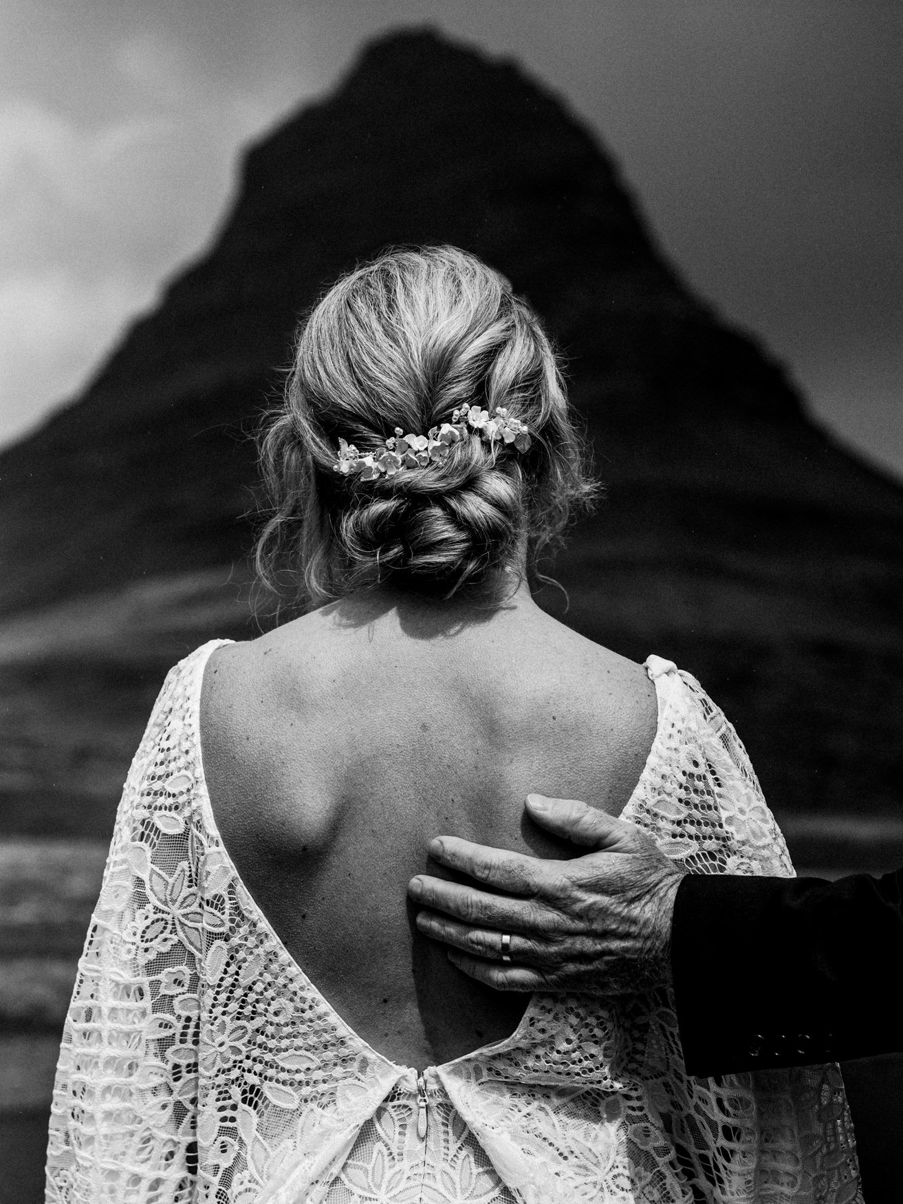 037-artistic-couple-portrait-in-iceland.jpg