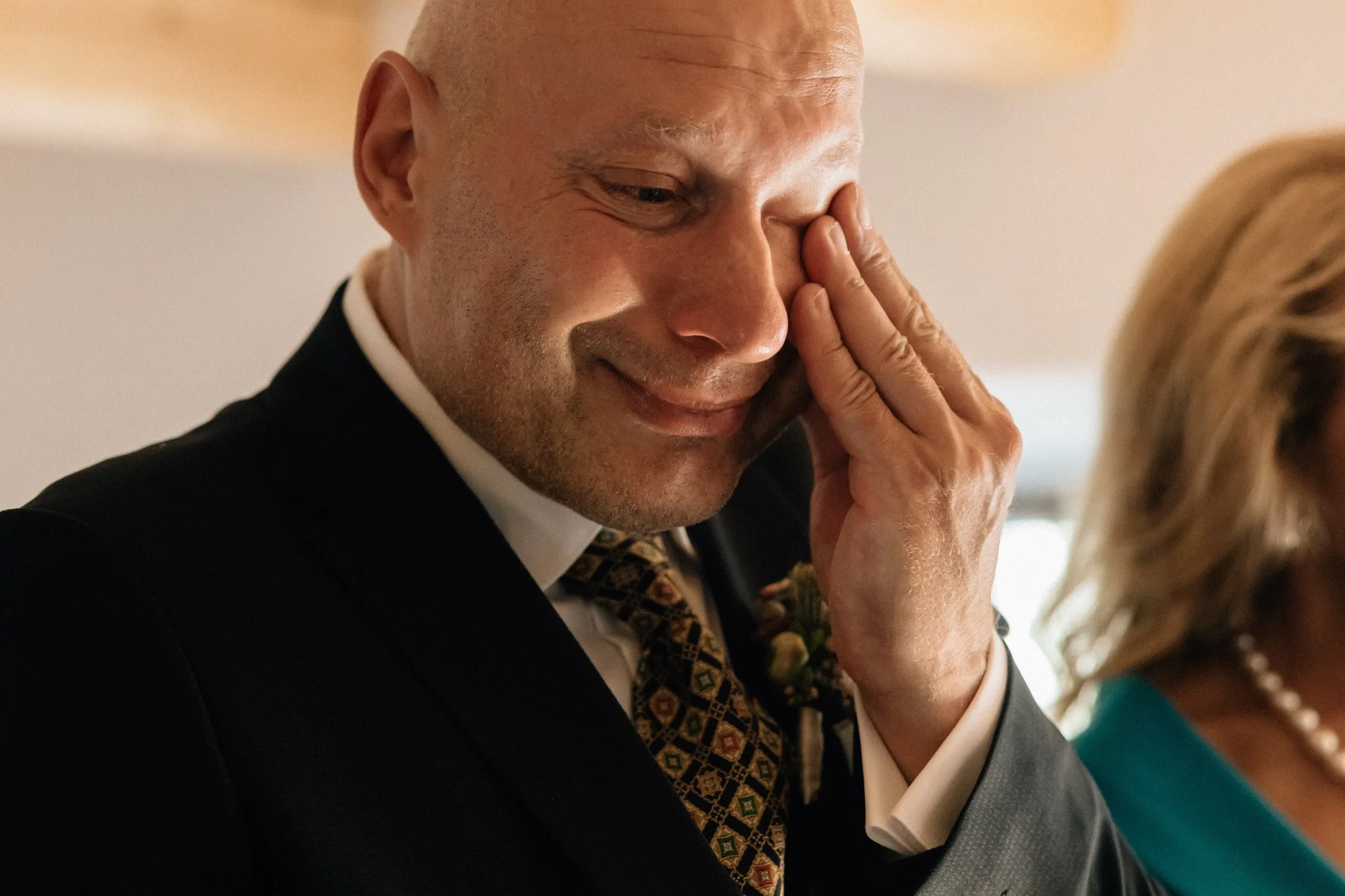 va022-grooms-dad-emotional-crying.jpg