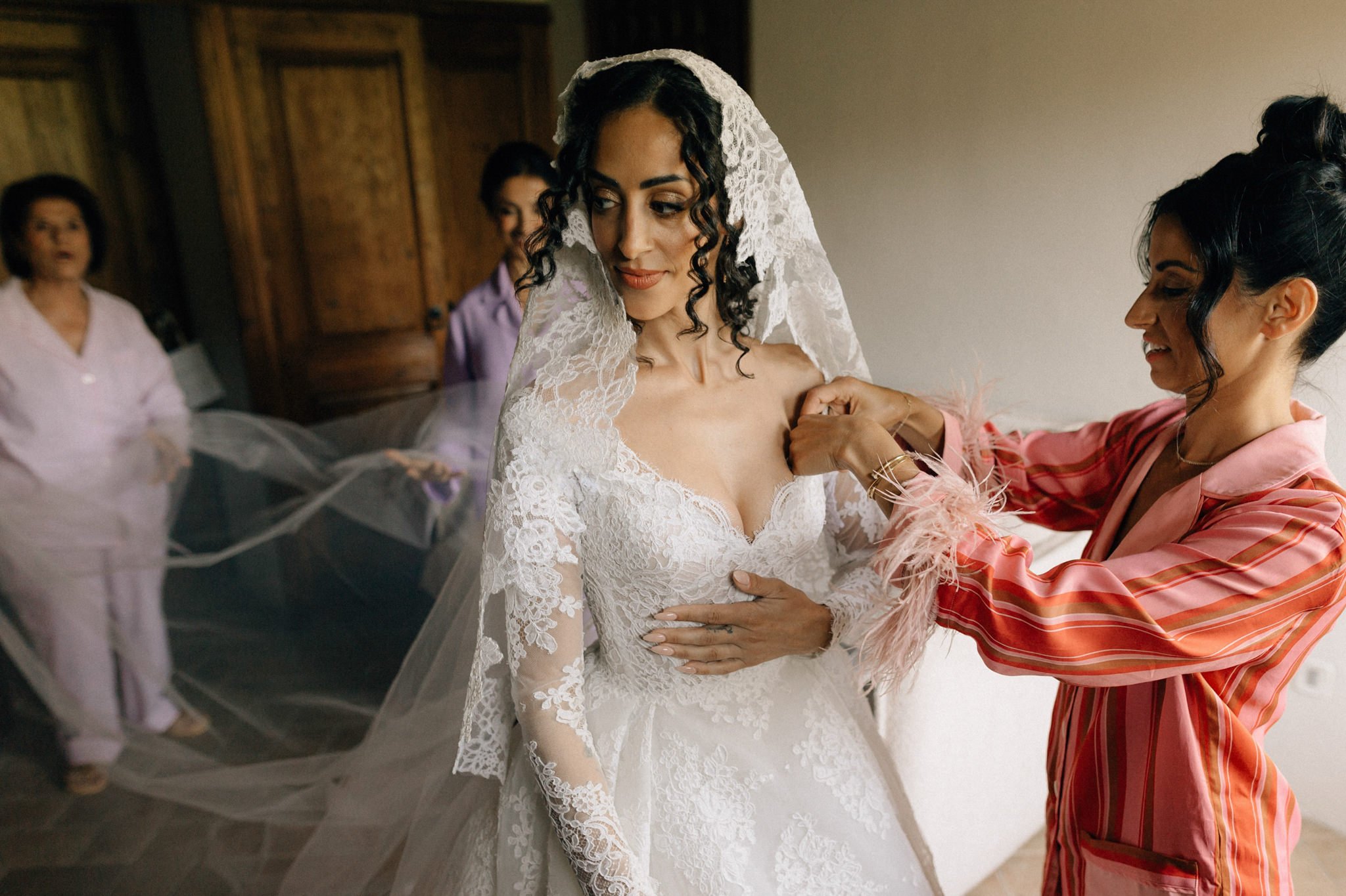s&g033-villa-almanita-getting-ready-bride.jpg