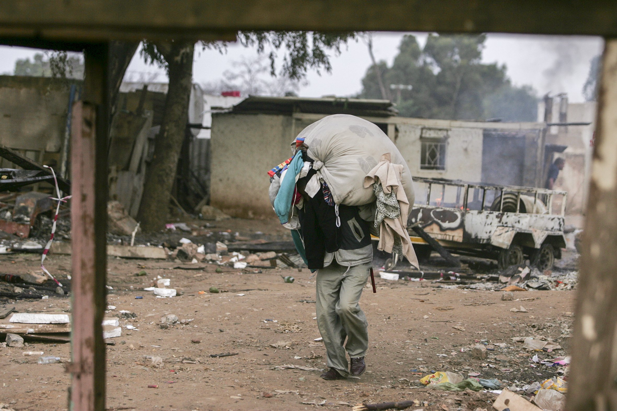 Foreigners escape with salvaged belongings during clashes between the police, foreigners and local residents. Makausi, east of Johannesburg, South Africa.