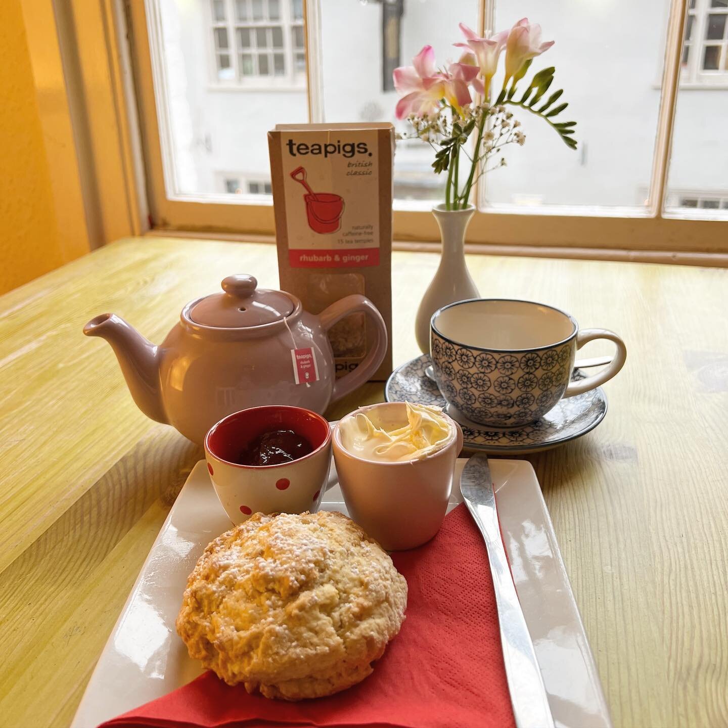 New special cream tea! One of our popular ginger scones, with clotted cream, rhubarb and ginger jam and a pot of any teapigs tea 🫖
.
.
.
#romsey #romseycafe #teacups #creamtea #rhubarbandginger #gingerscone #homemadescone #teapigs #teapigsuk #hampsh