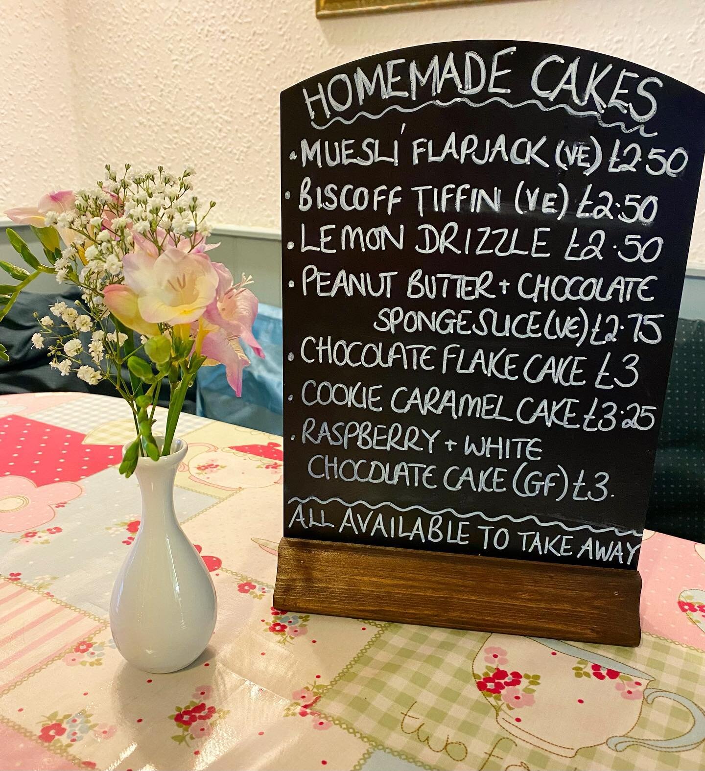 Today&rsquo;s selection of homemade cakes and treats 🧁
.
.
.
#romsey #cafe #romseycafe #homemadecake #homemadebaking #cakecakecake #vegancake #glutenfreecake #teacups #hampshirecafe #hampshire #testvalley
