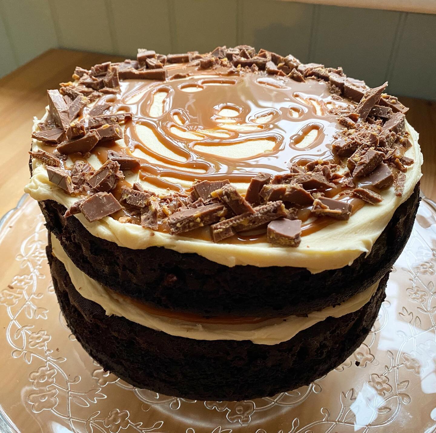 Chocolate and caramel cake - just one of the homemade goodies in our stand this week 🧁
.
.
.
#romsey #cafe #romseycafe #homemadecake #chocolatecake #chocolateandcaramel #caramelchocolatecake #teacups #hampshirecafe #testvalley