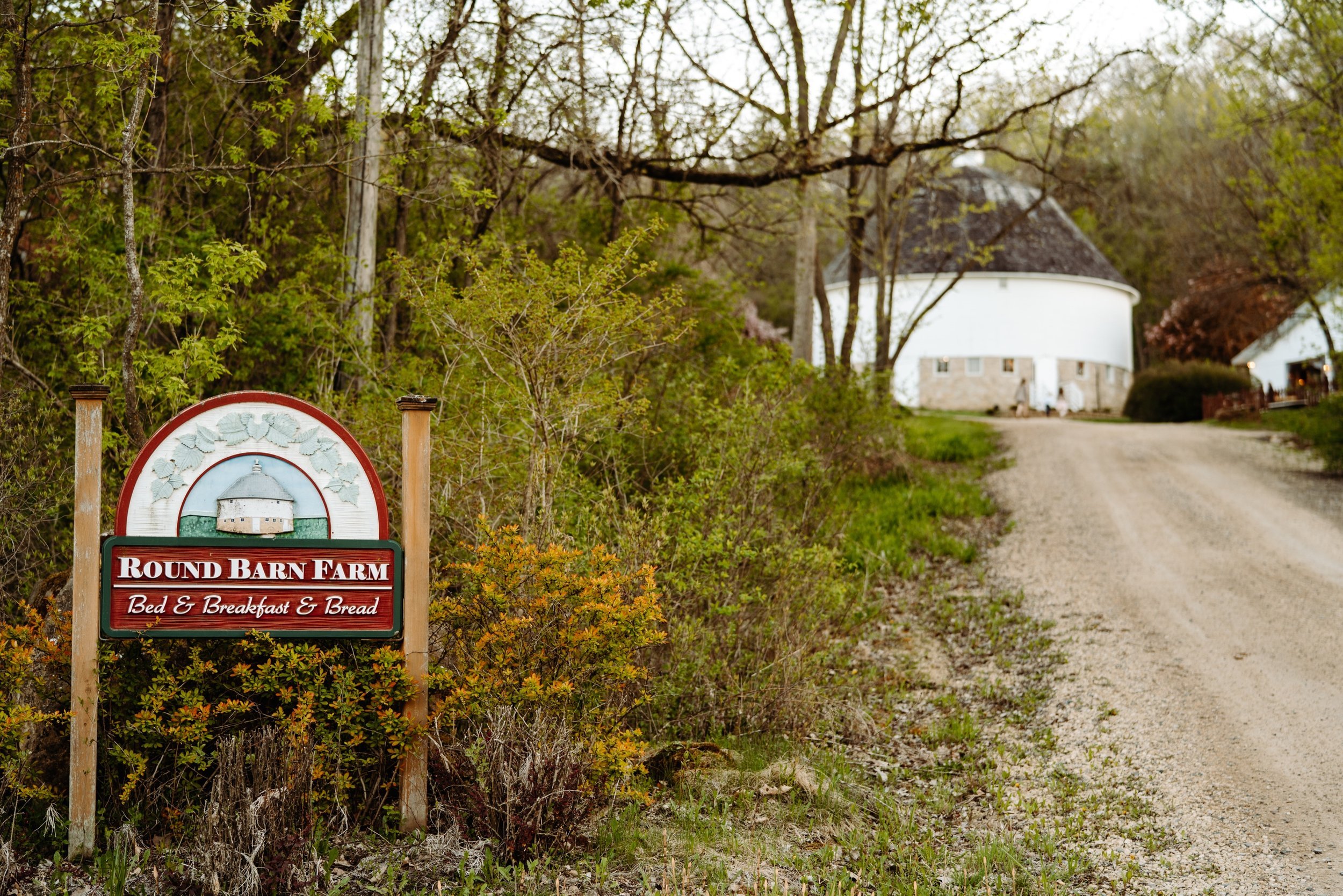 01_A wedding at Round Barn wedding venue in Redwing, Minnesota..jpg