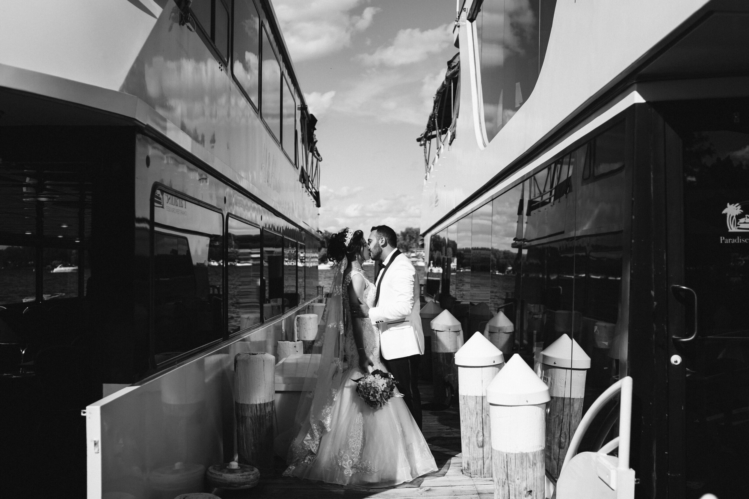 11_ahmed-lina-09866_Excelsior_boat_minnesota_wedding_luxury.jpg