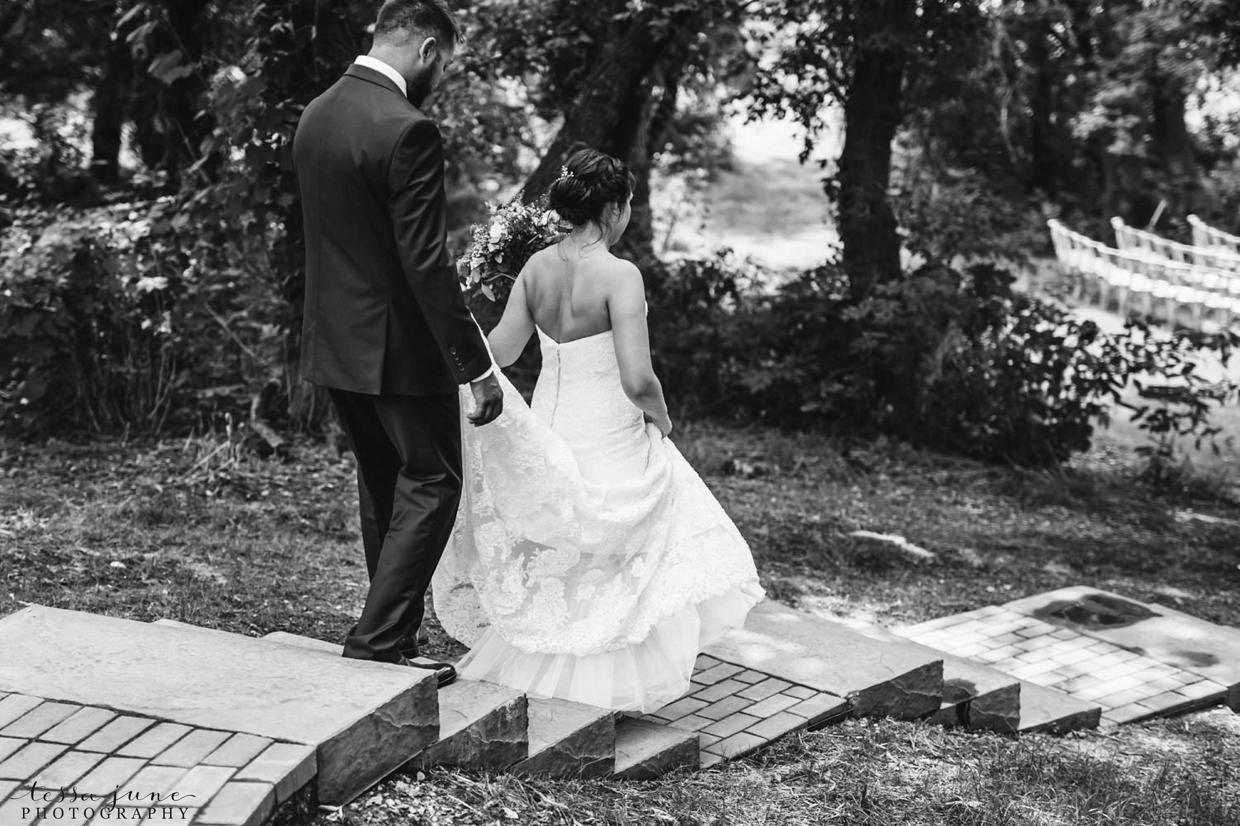 gathered-oaks-barn-wedding-alexandria-minnesota-47.jpg