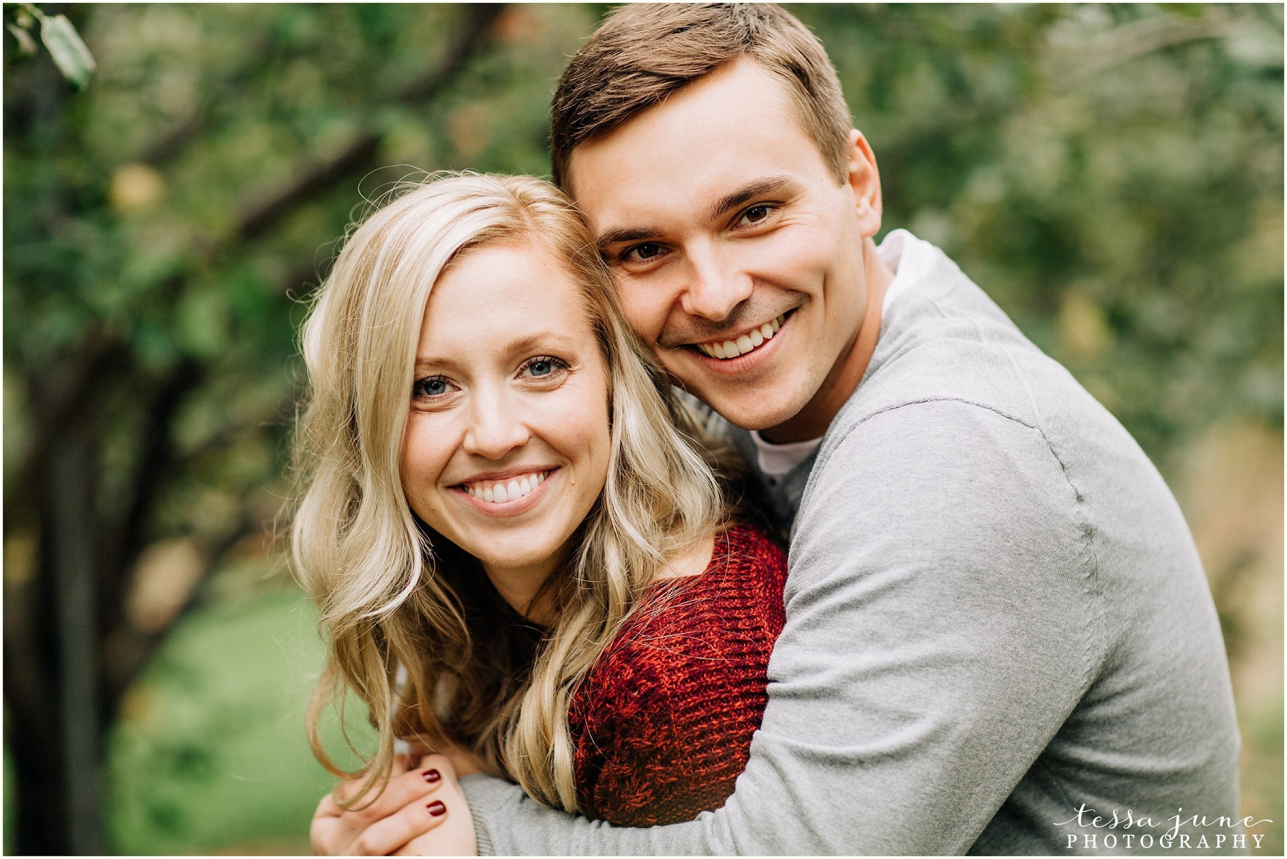 deer-lake-orchard-buffalo-minnesota-fall-engagement-st-cloud-photographer-12.jpg