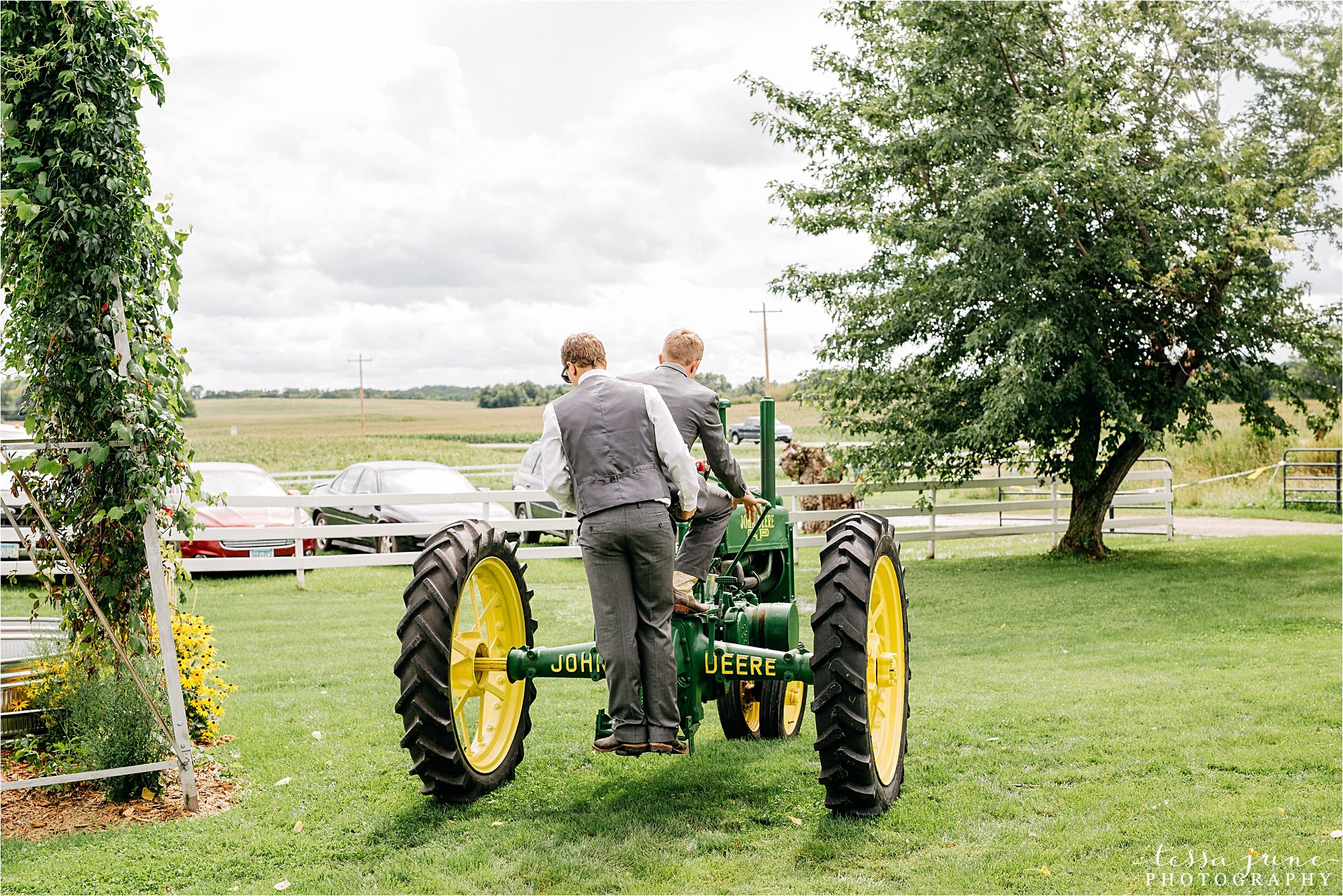 cadillac-ranch-wedding-maple-lake-st-cloud-wedding-photographer_0039.jpg