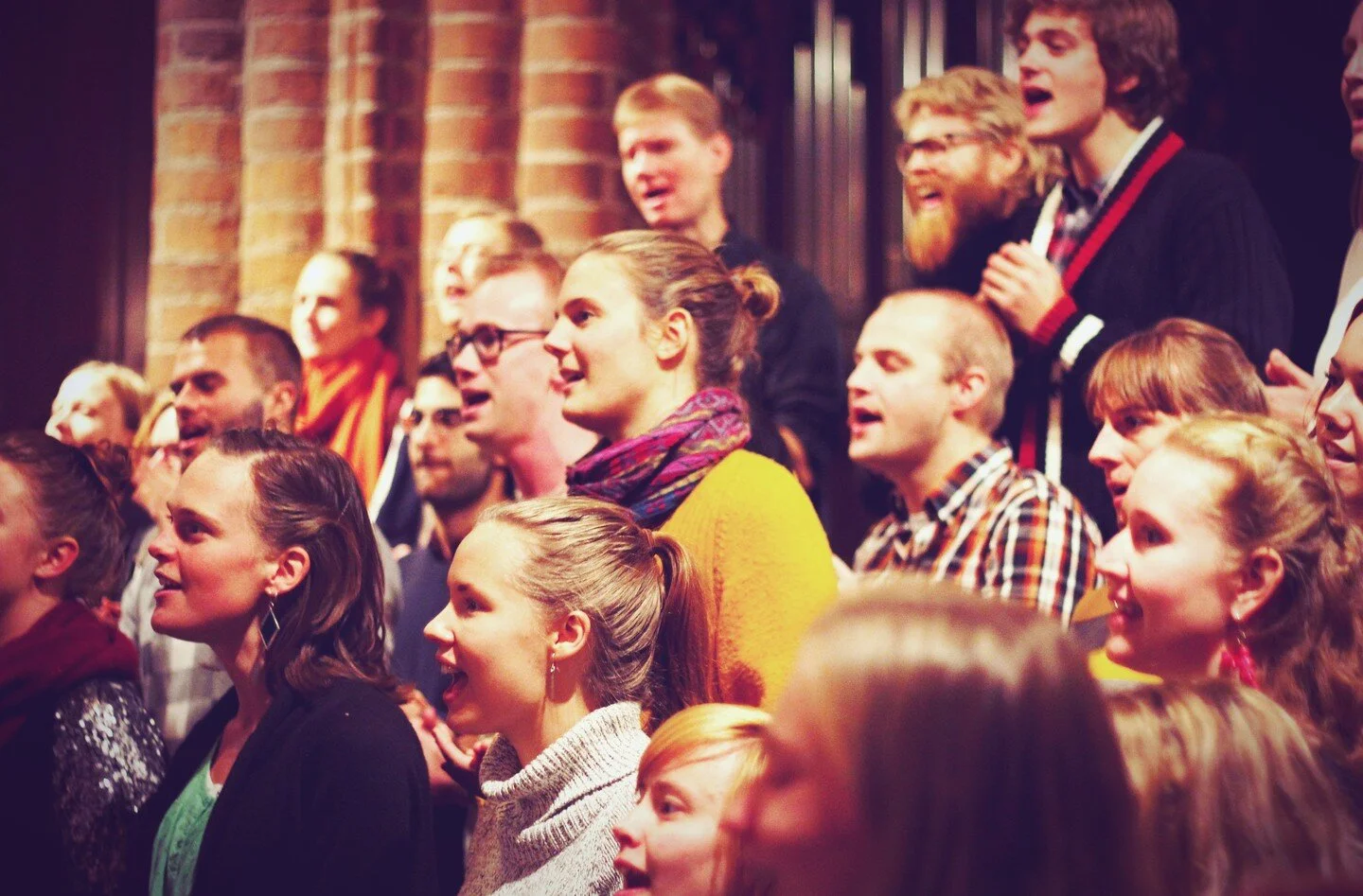 SJUNG DIG GLADARE!

Forskning visar att k&ouml;rs&aring;ng g&ouml;r oss lugnare, lyckligare och friskare. Kom och frig&ouml;r dopamin tillsammans med oss 🎵 🎶 👏

P&aring; tisdag den 6e i n&auml;sta vecka drar gospelk&ouml;ren God Tune ig&aring;ng i