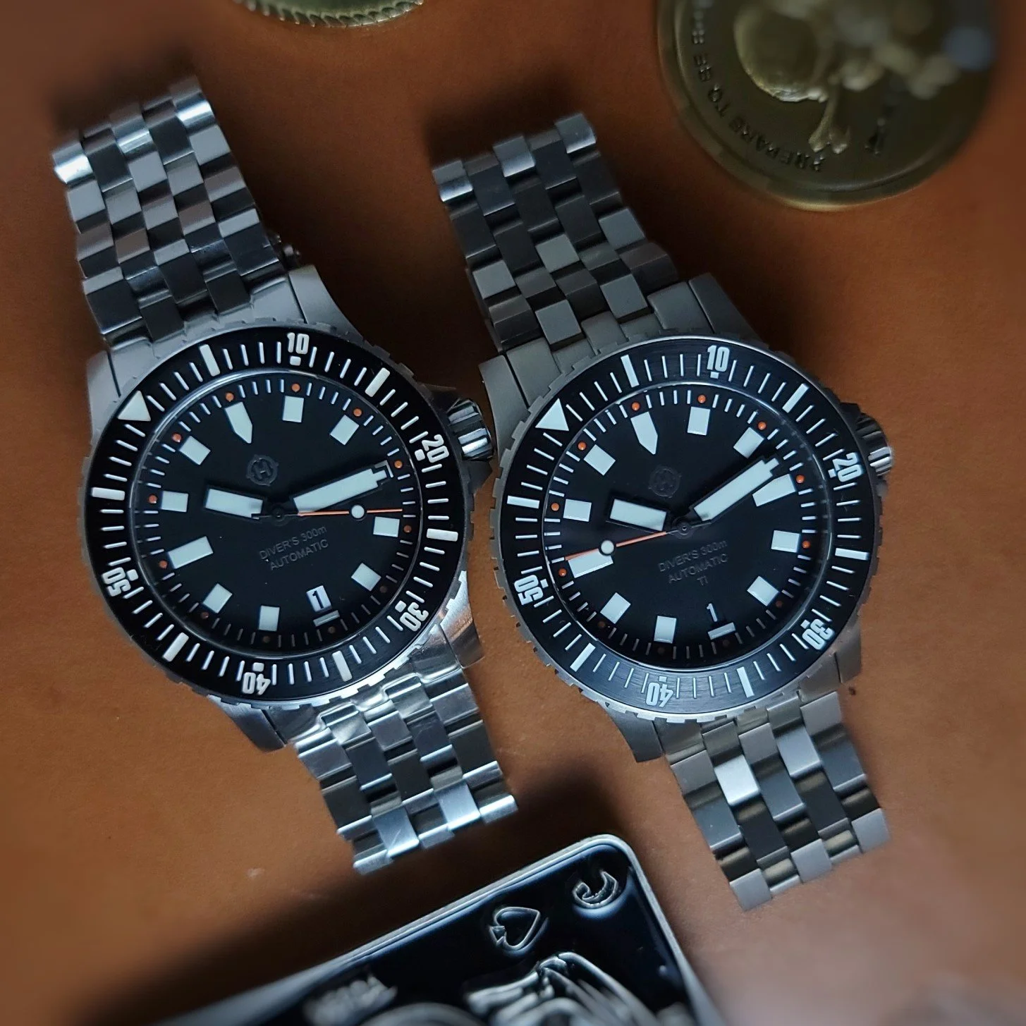 Stainless (L) - Titanium (R)