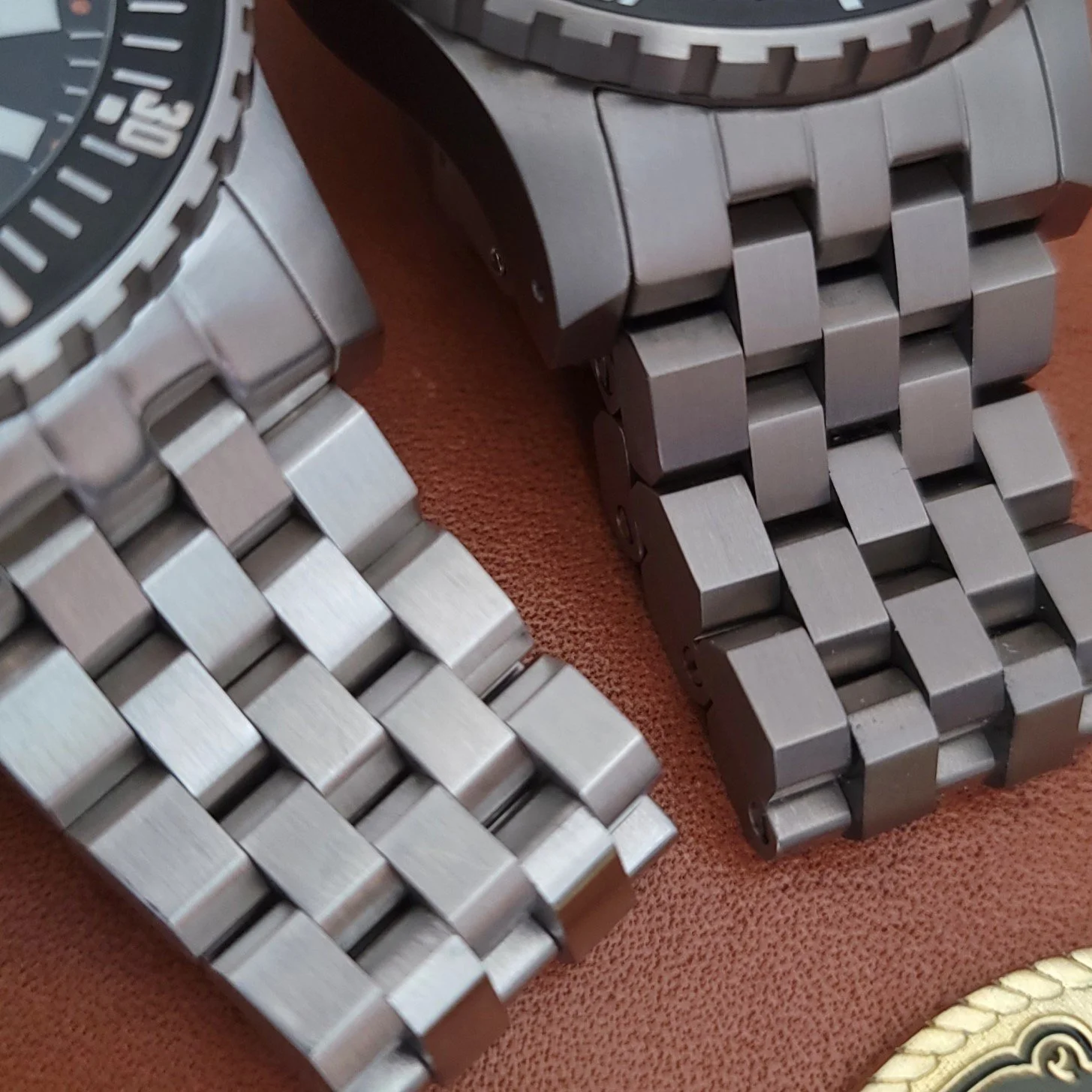 Stainless (L) - Titanium (R)