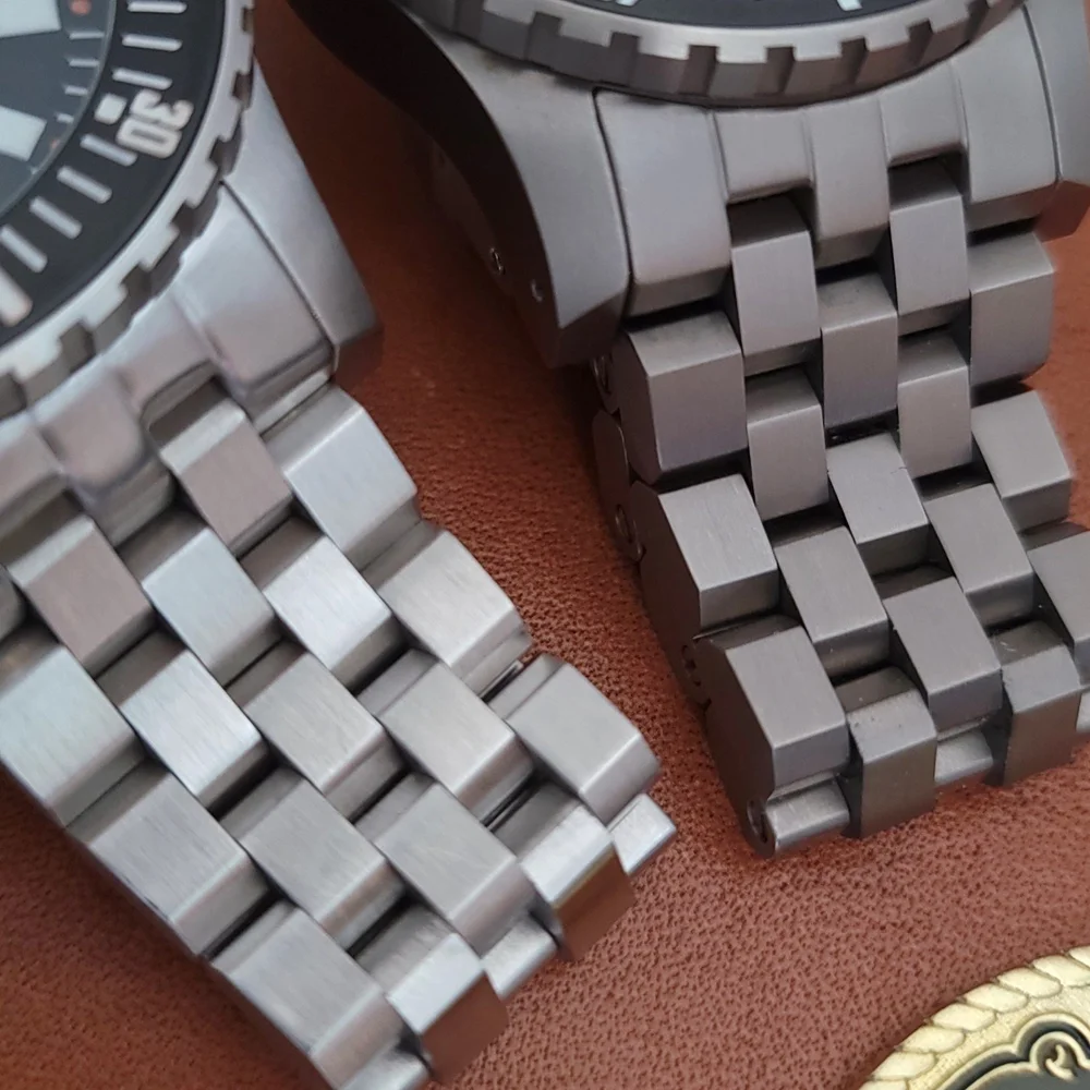 Stainless (L) - Titanium (R)