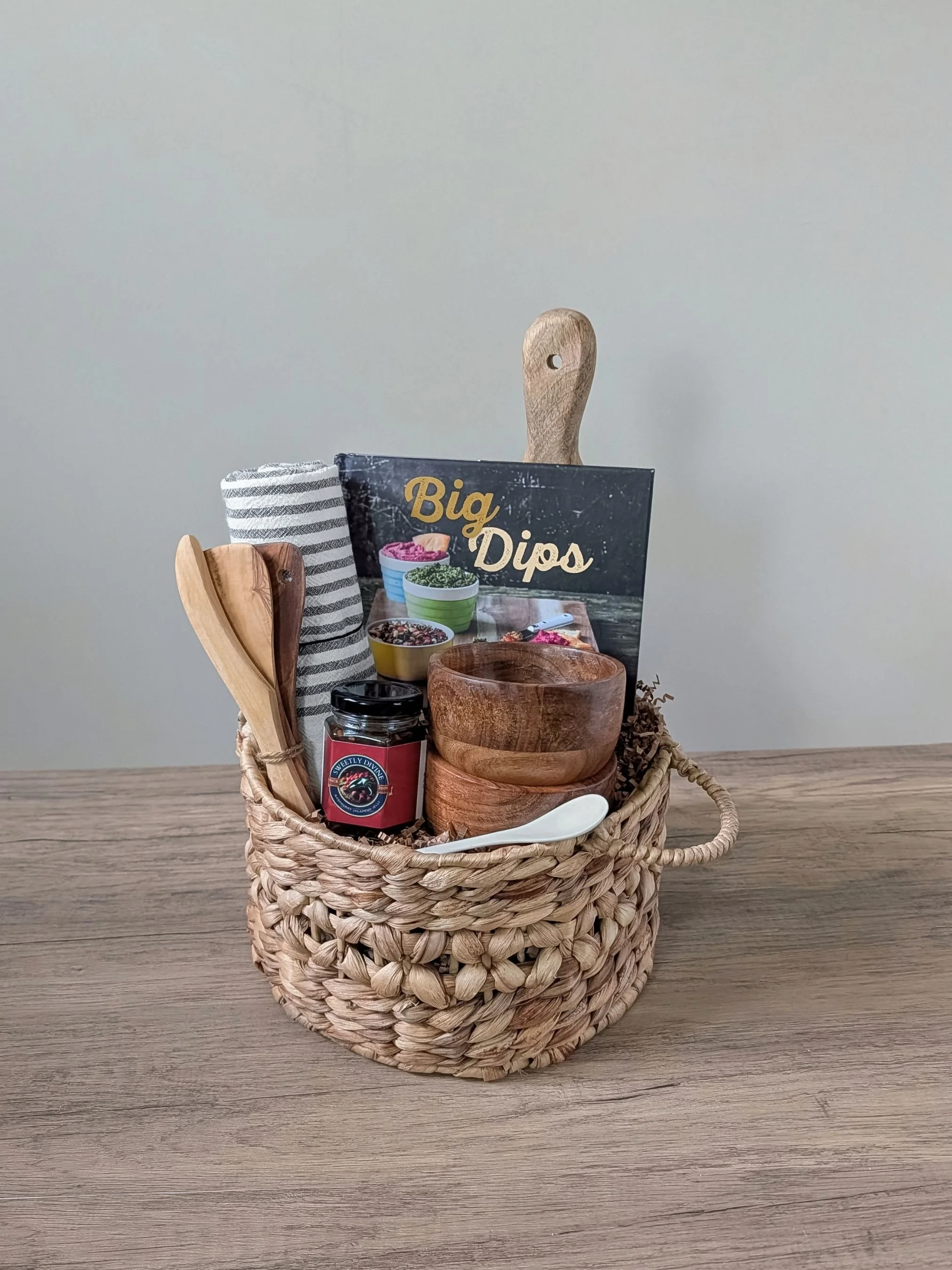 Apéro Bites gift basket with mini bistro tools, dip bowls, curated tasting essentials, and a bright cranberry jalapeño jelly.