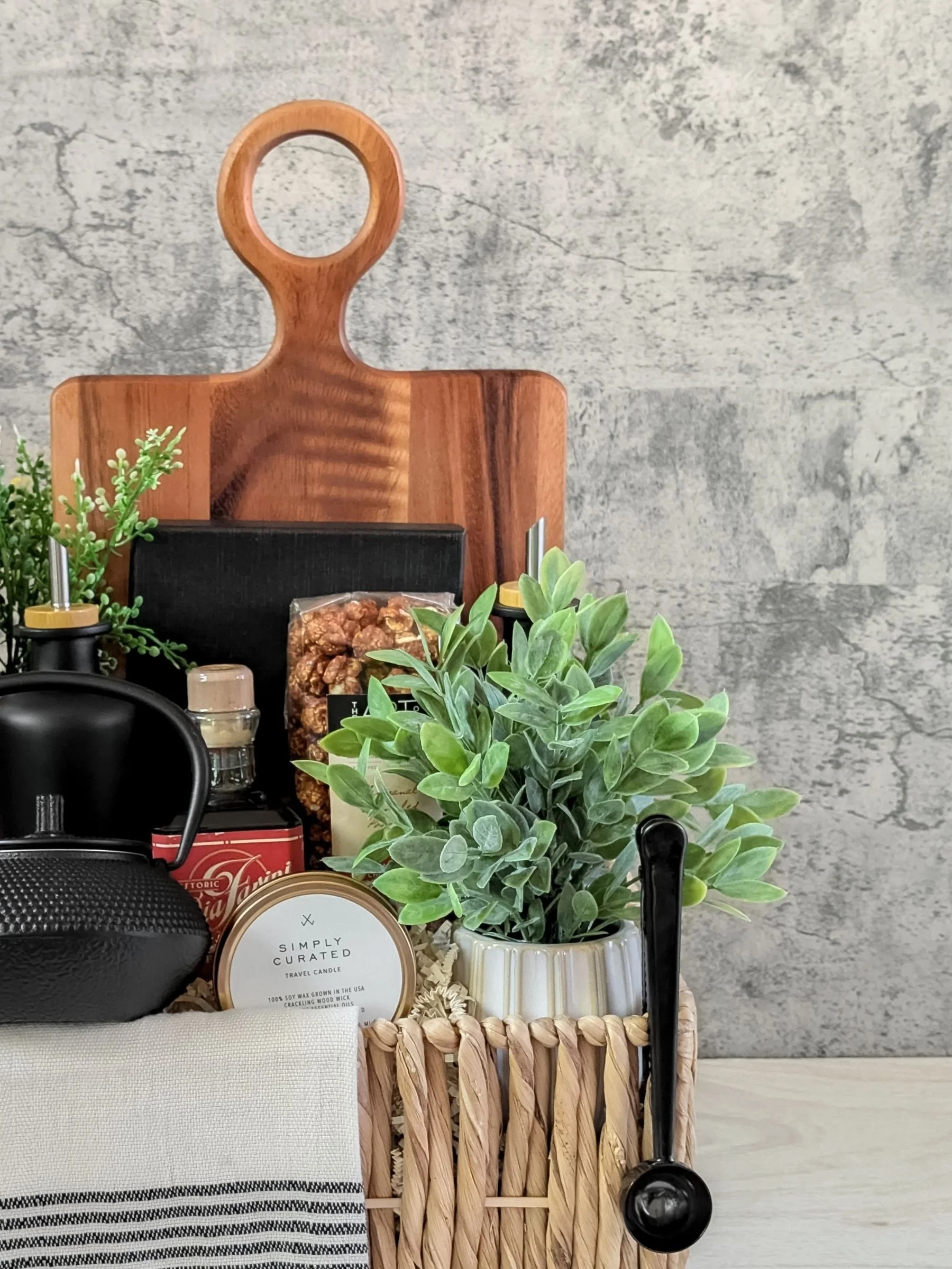luxury-modern-gift-basket-closing-gift.jpg