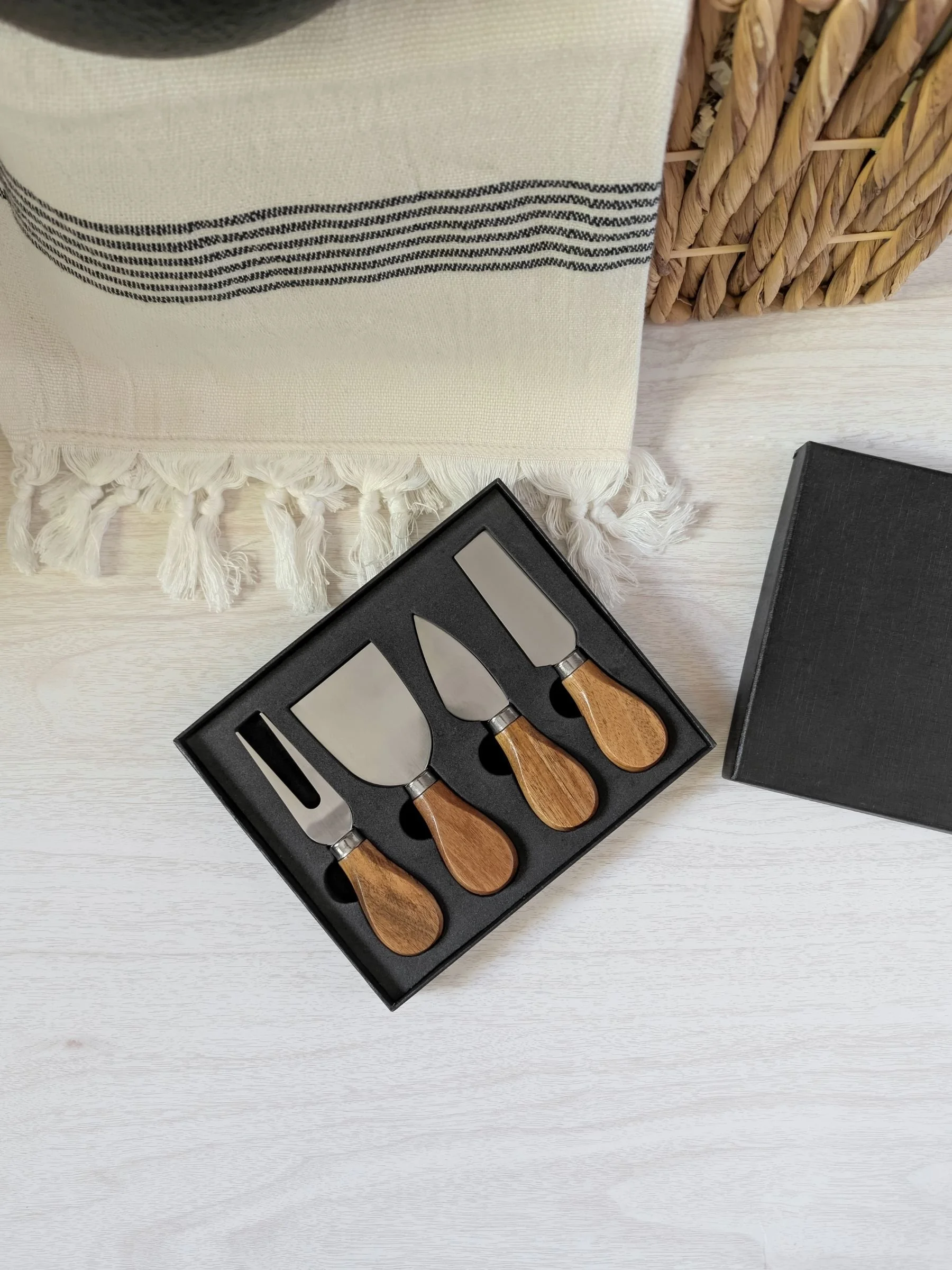 luxury-cheese-knifes-silver-wood.jpg