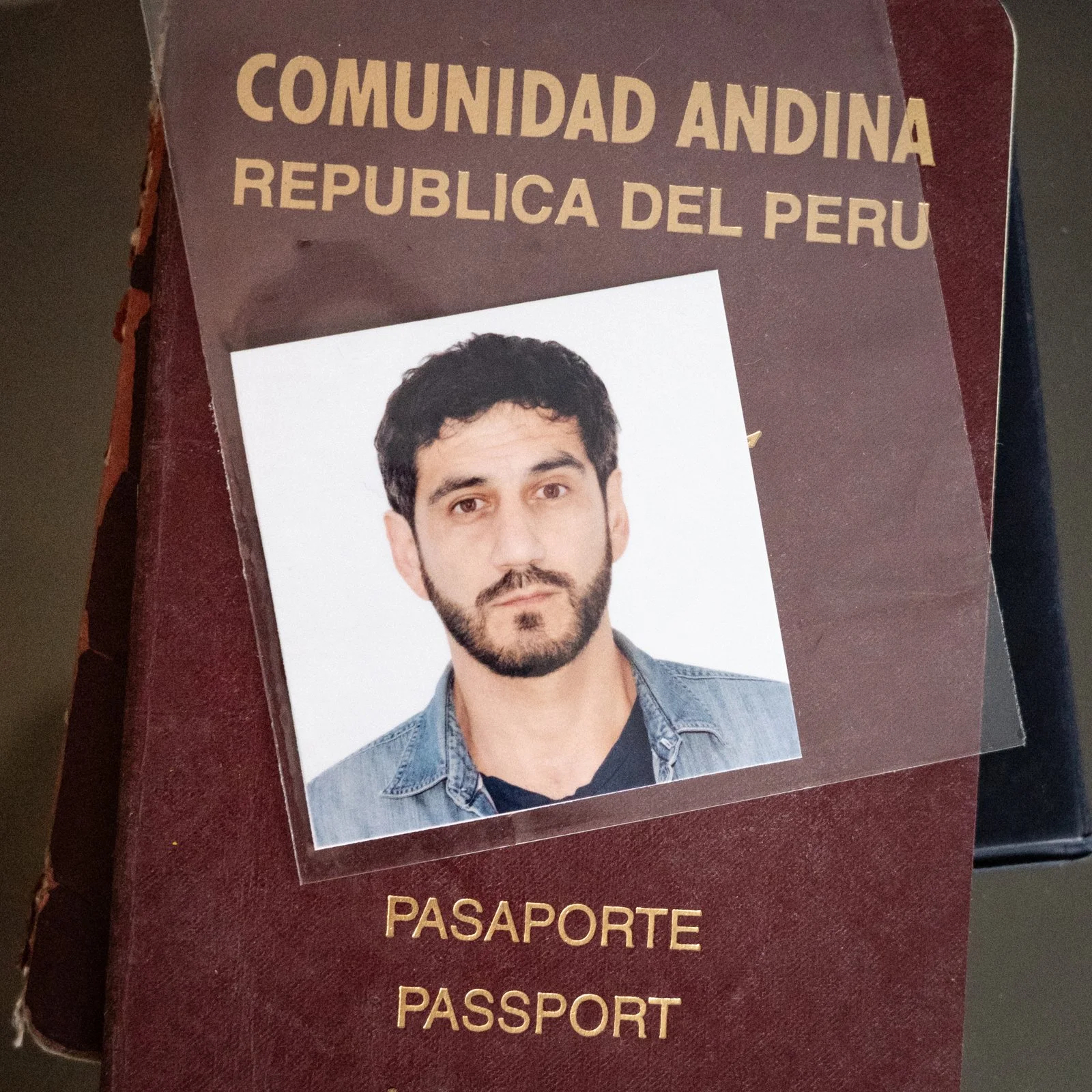 Fotografía de un pasaporte peruano con una foto de identificación de Alfonso Silva Santisteban
