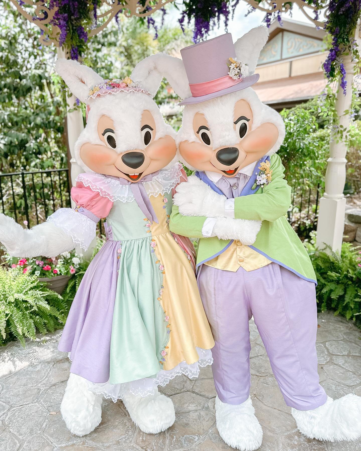Happy Easter! 🐣 The Mini Mouse Counselors send love to all of our clients, family and friends! Did you know about this adorable meet and greet with Mr. &amp; Mrs. Easter Bunny at Magic Kingdom?! 
&bull;
&bull;
&bull;
&bull;
#magickingdom #easterbunn