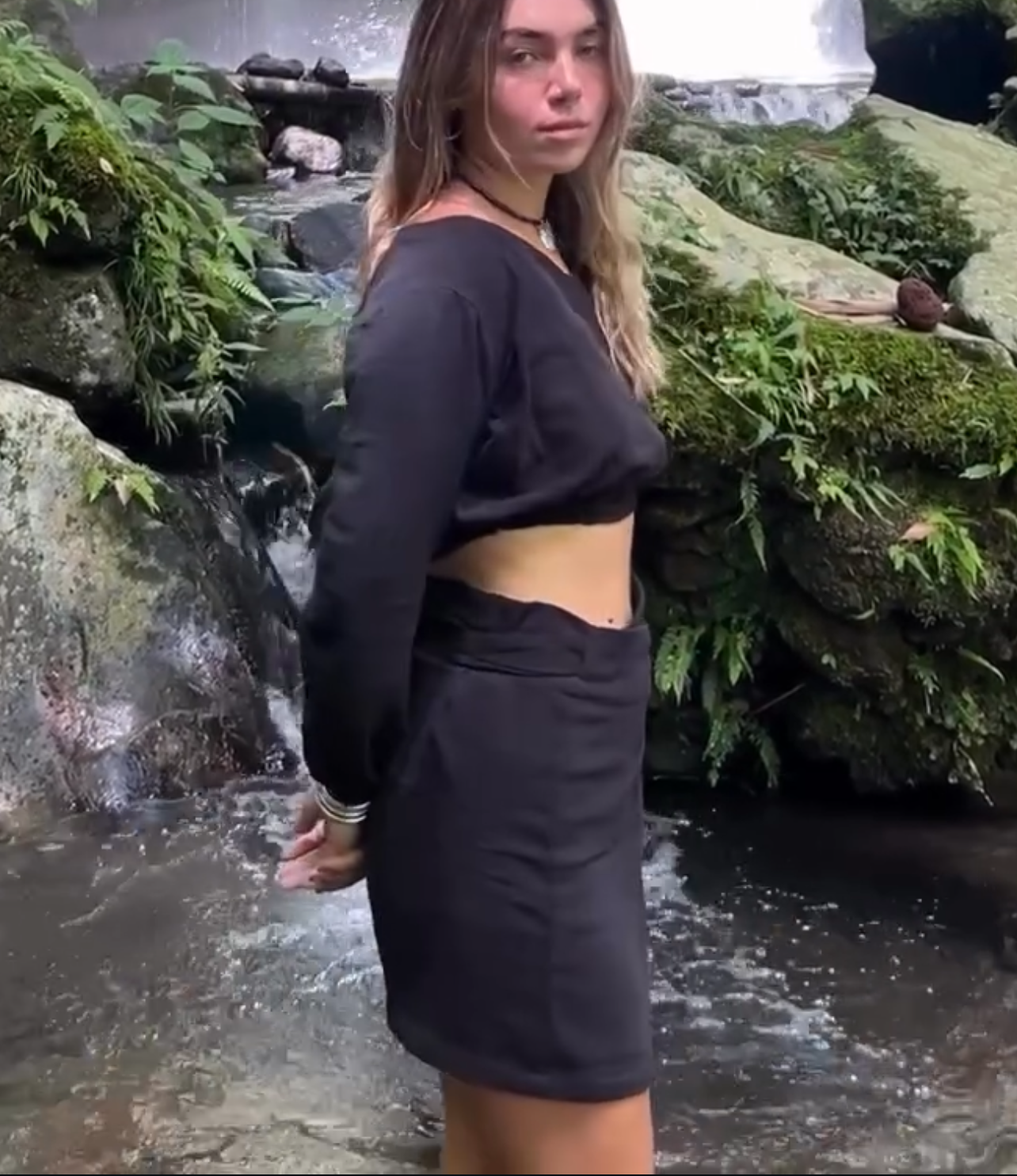 annatieskirtblackshort.jpg