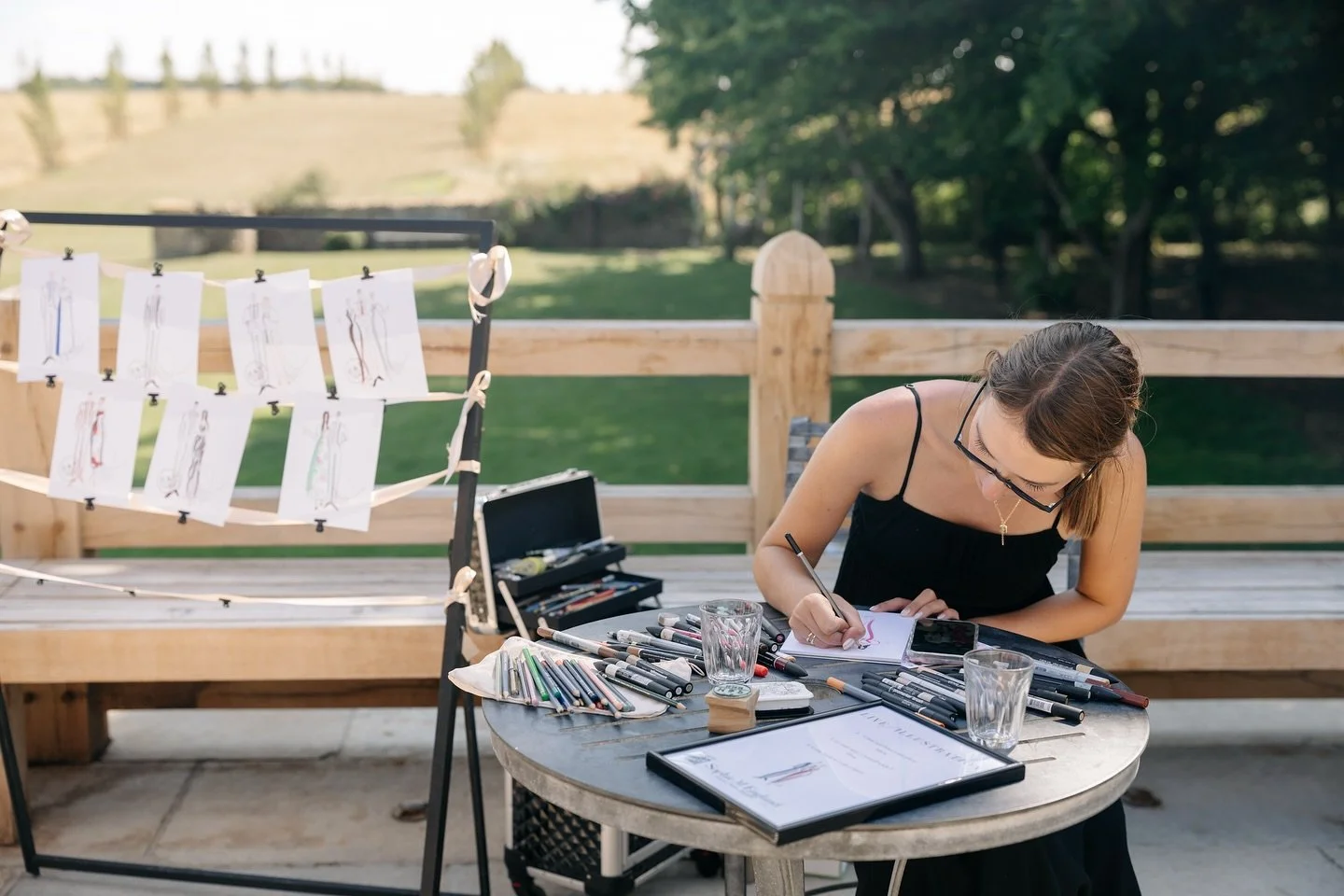 Little throwback to one of the hottest days of the year, illustrating for @hannah.jones_16 &amp; Paul at @crippsbarn ☀️ 

📸 @tomdurnphotography 

#fashionillustration #guestart #guestartist #eventillustration #eventart #eventartist #weddinginspirati