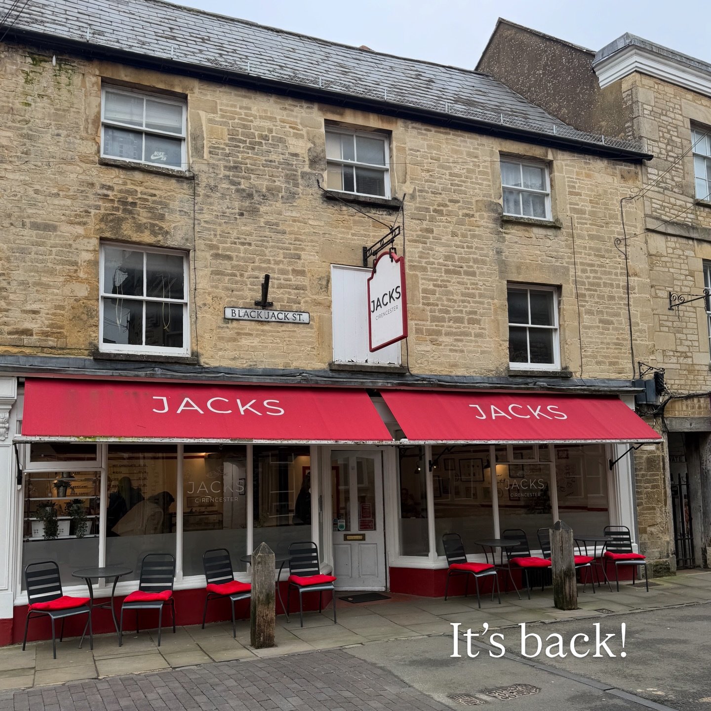 Bringing it back! 

I was co-working today with @highmoonflorist starting my admin- safe to say my head was not on admin duty! Luckily I&rsquo;d brought my supplies and decided sketching would be the better option. 

I always tend to start out in pen