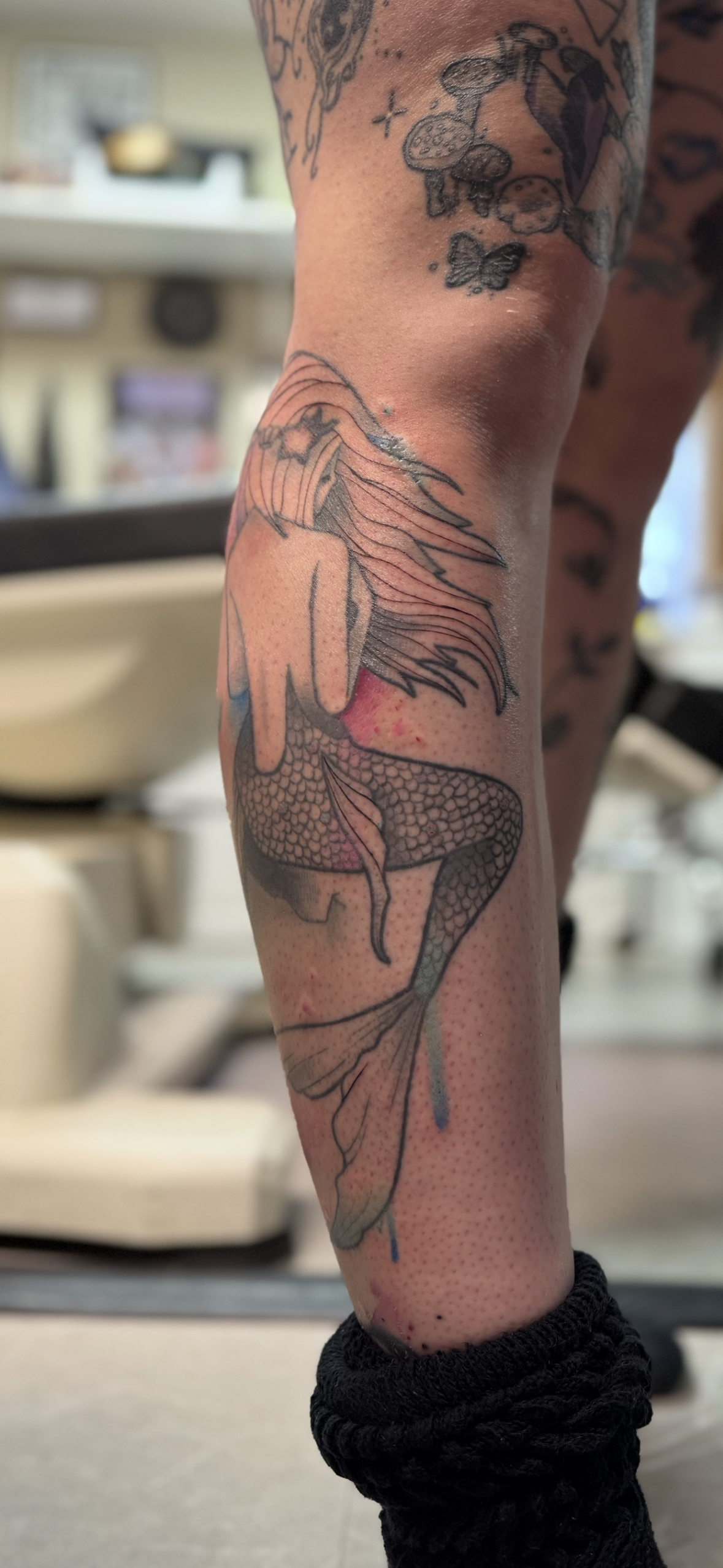 Added pink and blue watercolor to my mermaid 1.PNG