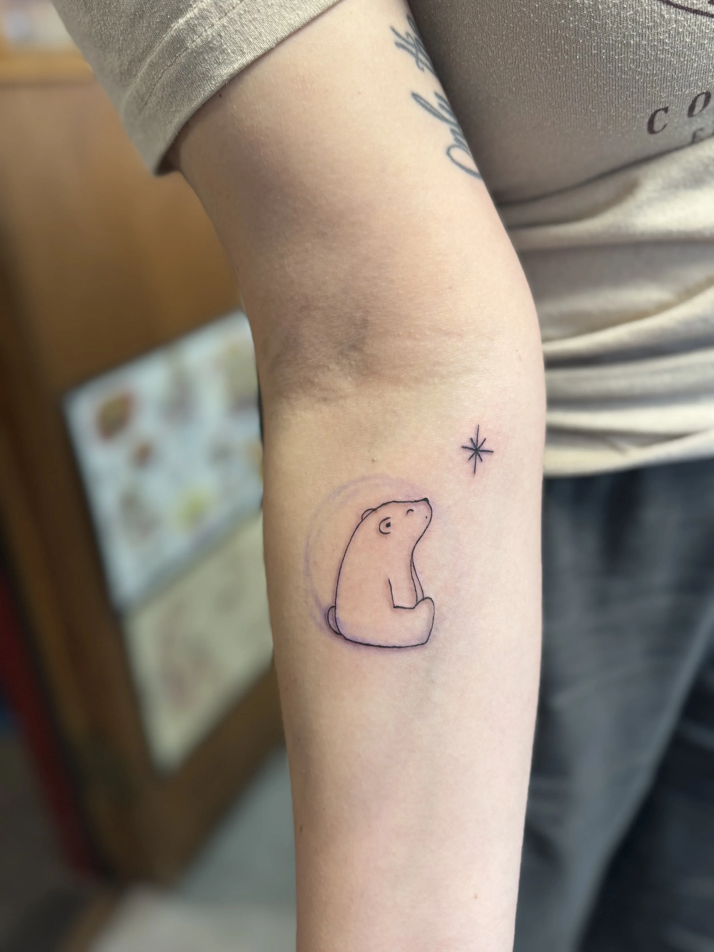 Cute lil polar bear outline.jpg