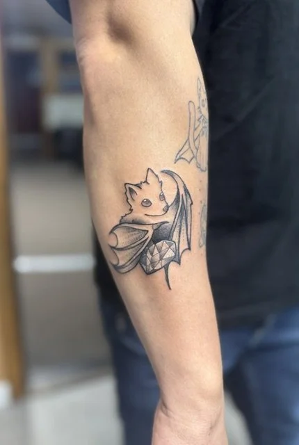 BG cute bat with heart crystal.jpeg