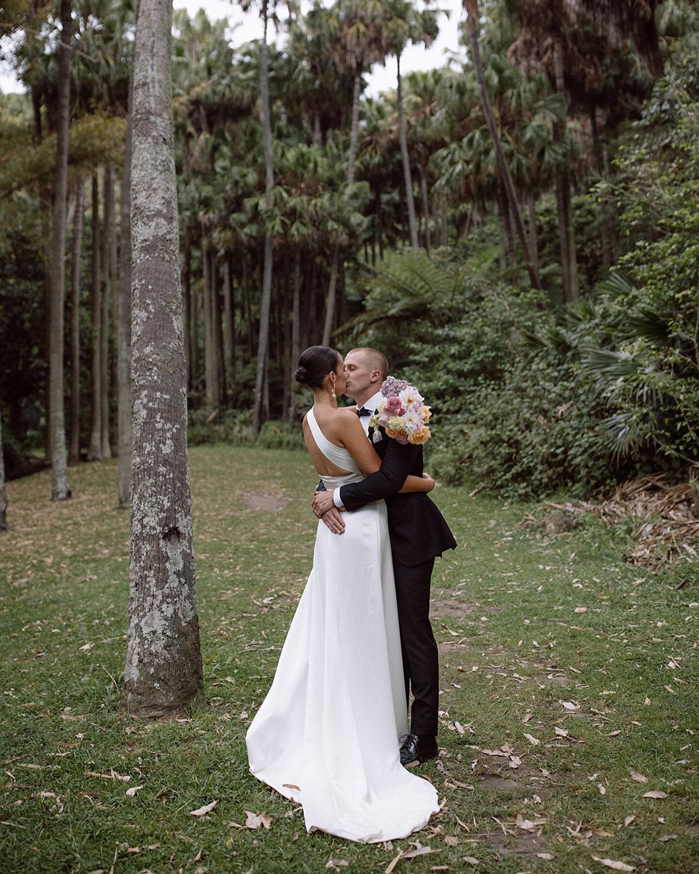 Magic moments for these two beautiful people this weekend 🌸

Amongst the spring flowers and the Palm trees, these two tied the knot beach side and then stepped across to Dunes for a reception filled with delicious food, fabulous drinks and an all st
