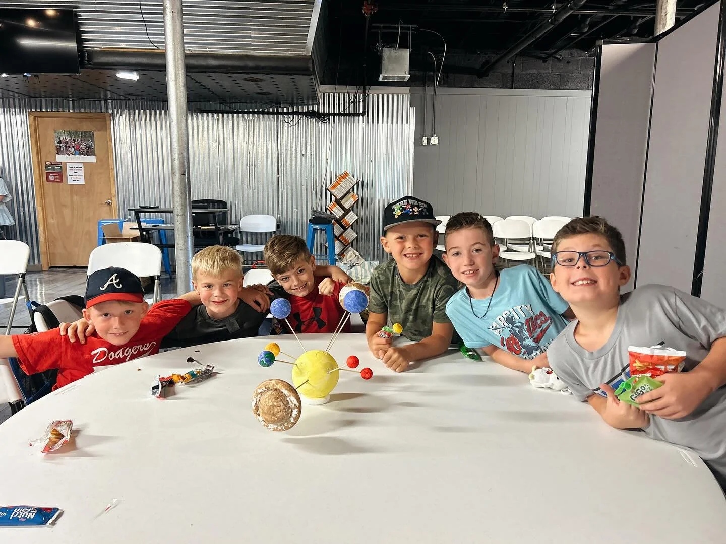Our day was full of creativity and discovery!
🚀 In science, we explored the solar system and worked together in groups to build models of the planets. It was so fun to see the students collaborate and bring the wonders of space to life!
🏛️ In art