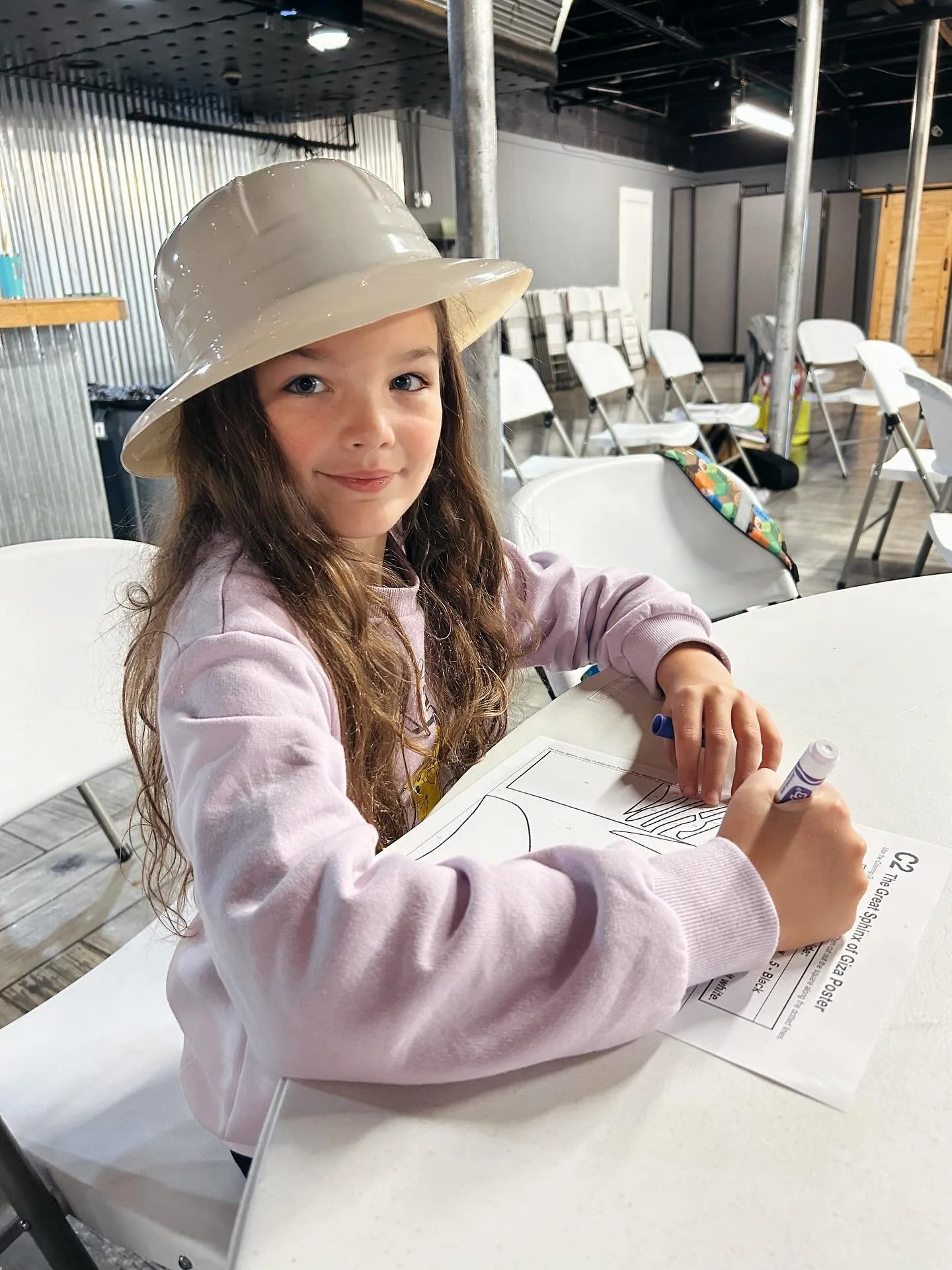 Today in history class, our students traveled back to ancient Egypt! 🌍✨ Through hands-on stations, they became archaeologists digging for artifacts, explored books in our archive station, and even tried their skills at building pyramids.
In the aft