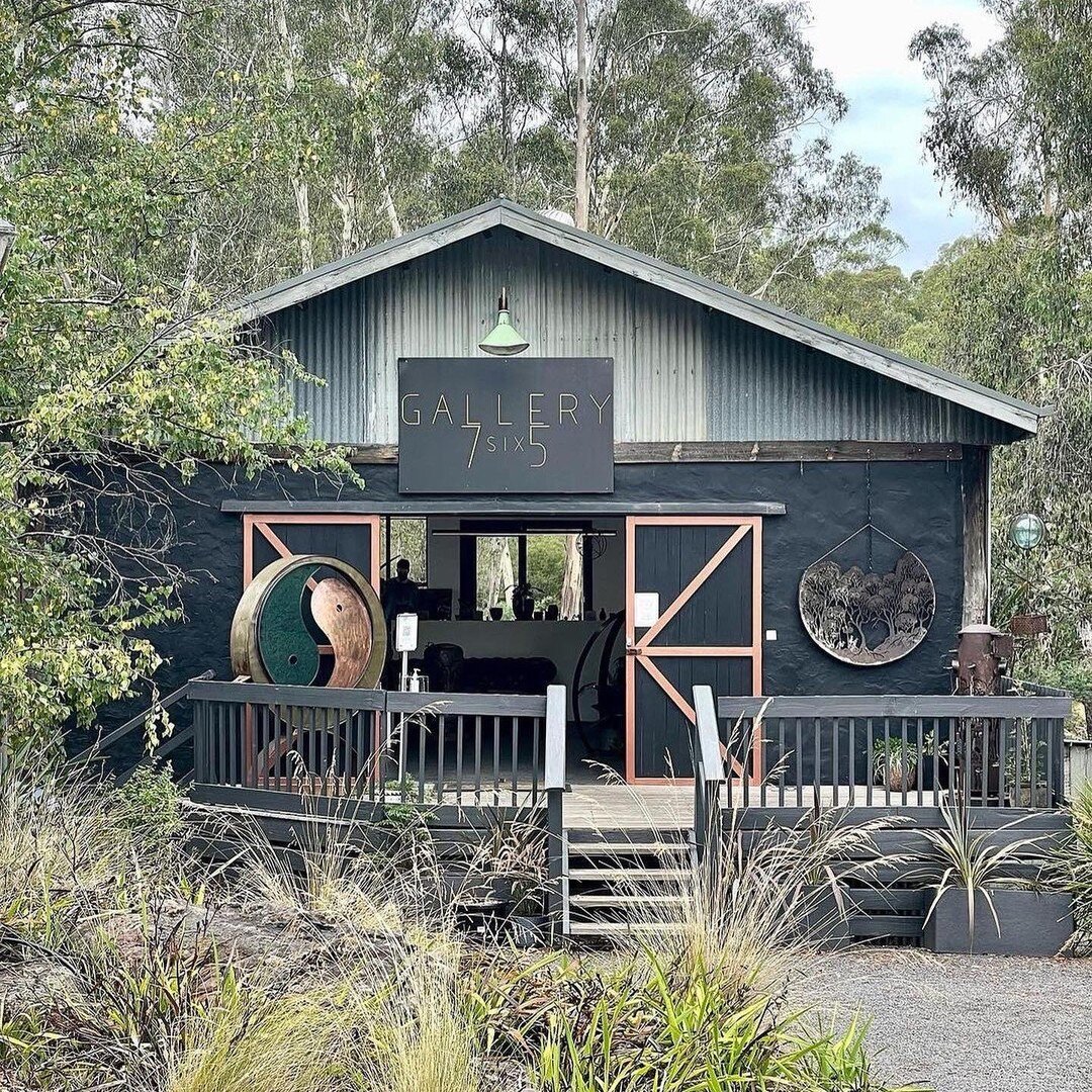 Gallery 7 six 5 offers art lovers a great experience! Art in a range of mediums, by eminent local artists. Displayed in a rustic barn, bush setting, beautiful views. Curated by Benny Archer. #visitnillumbik #gallery7six5