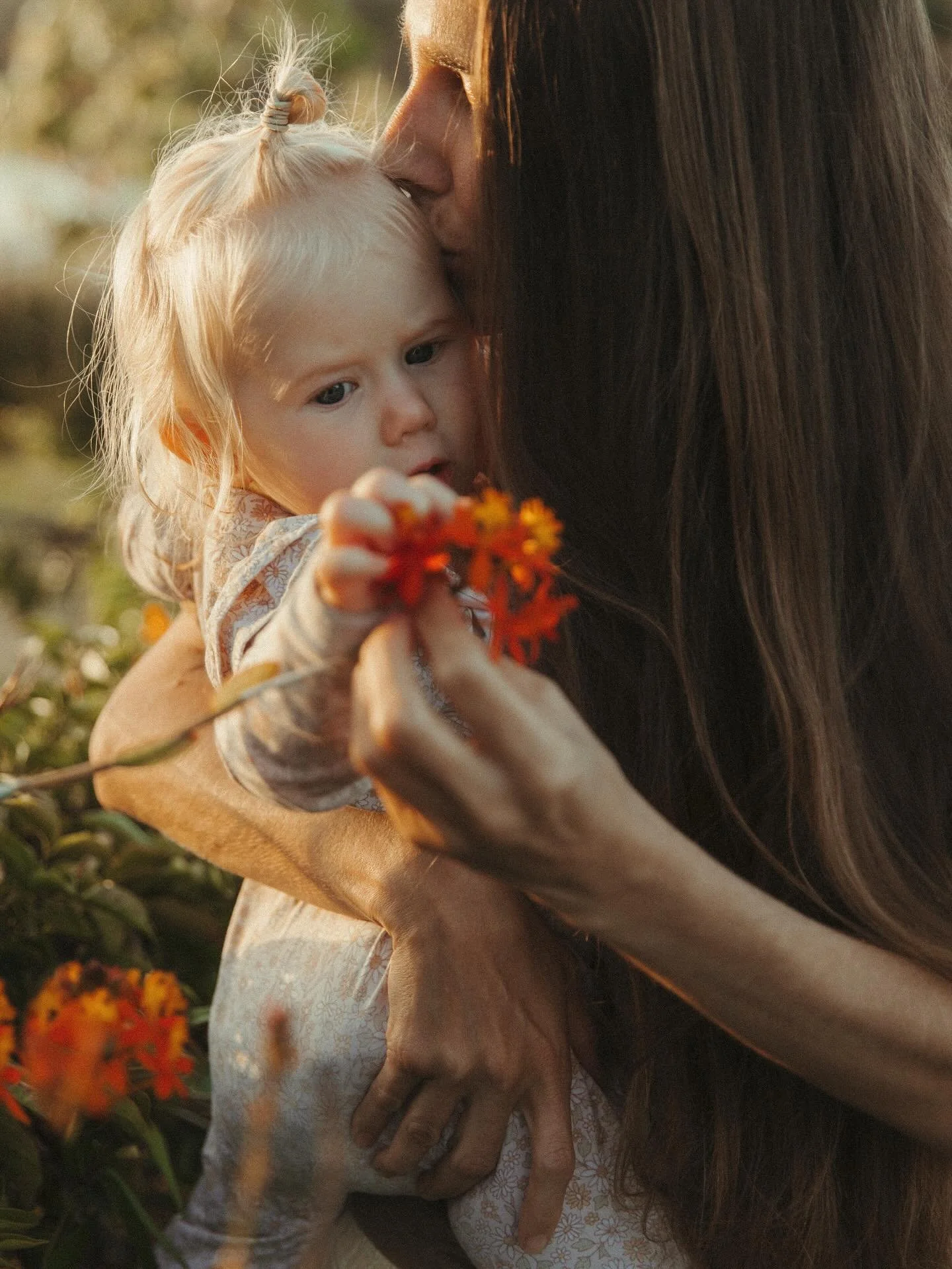 When warn you they have limited outfit choices from being away all week and that they&rsquo;ll be tired and dishevelled and awkward&hellip; and then it&rsquo;s perfect ✨ 

A reminder that having your photos taken doesn&rsquo;t need to be complicated.
