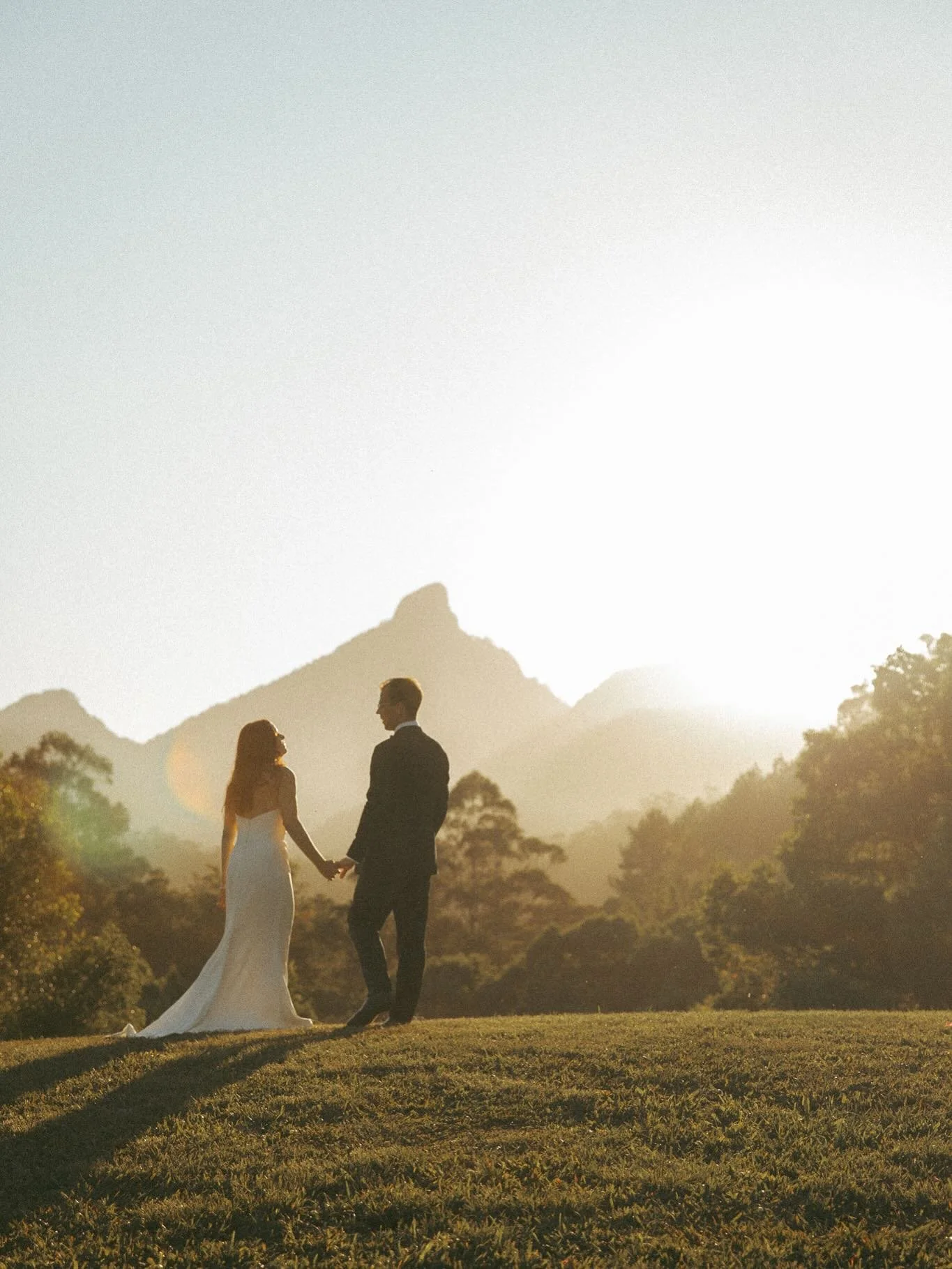 Some more moments from this dream day ✨✨✨
.
.
.

#mtwarning #wollumbin
#byronbayweddingphotographer #northernriversweddings #goldcoastweddingphotographer #heyheyhellomay
#authenticlovemag #philchesterpresets