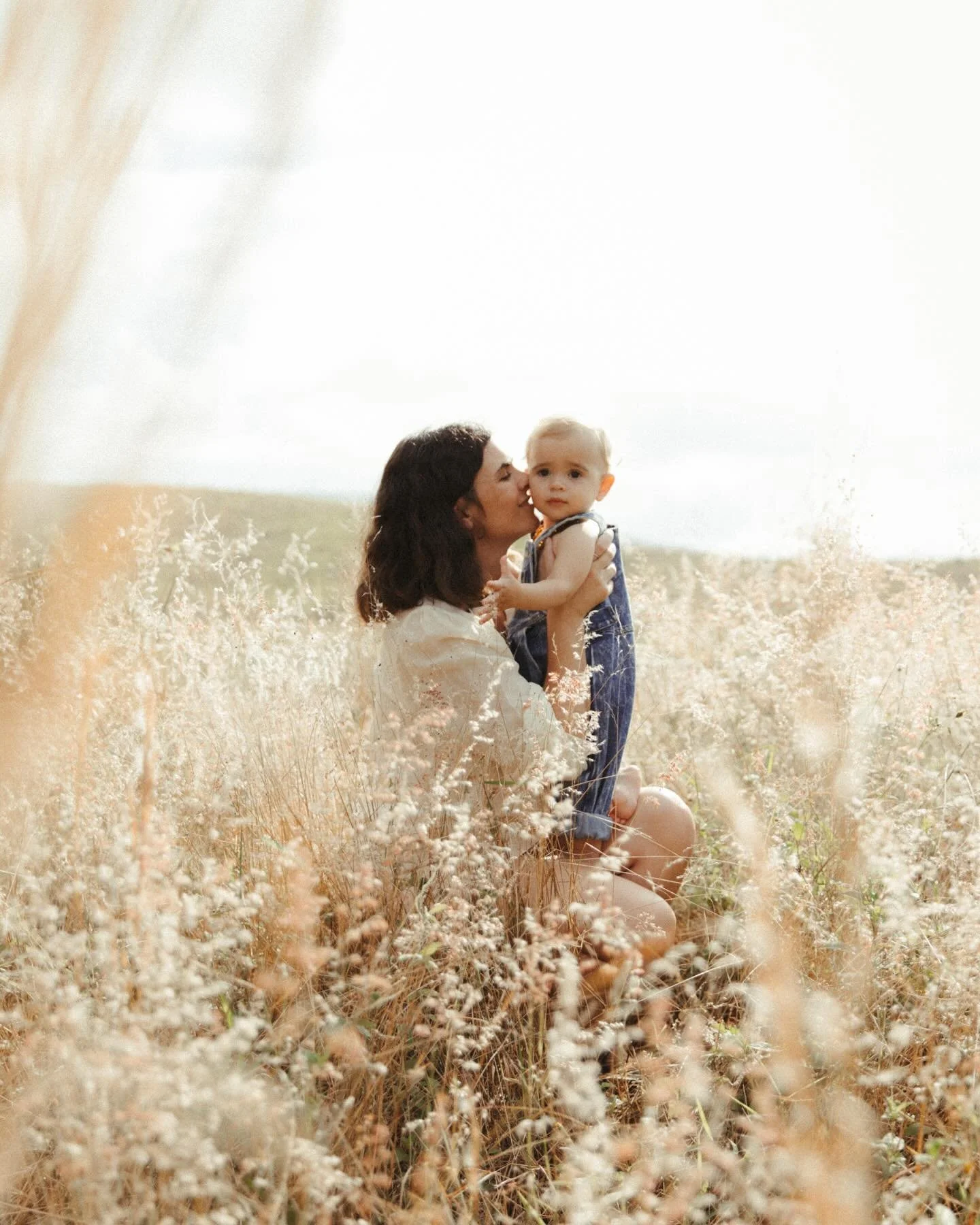 Started our day playing by a waterfall in the rainforest and ended it playing in a field of fluffy grass 🌾 Dream shoot! 

Also, is there anything cuter than a baby in overalls?! 
.
.
.
.

#byronbayphotographer #byronbayfamilyphotographer #goldcoastp