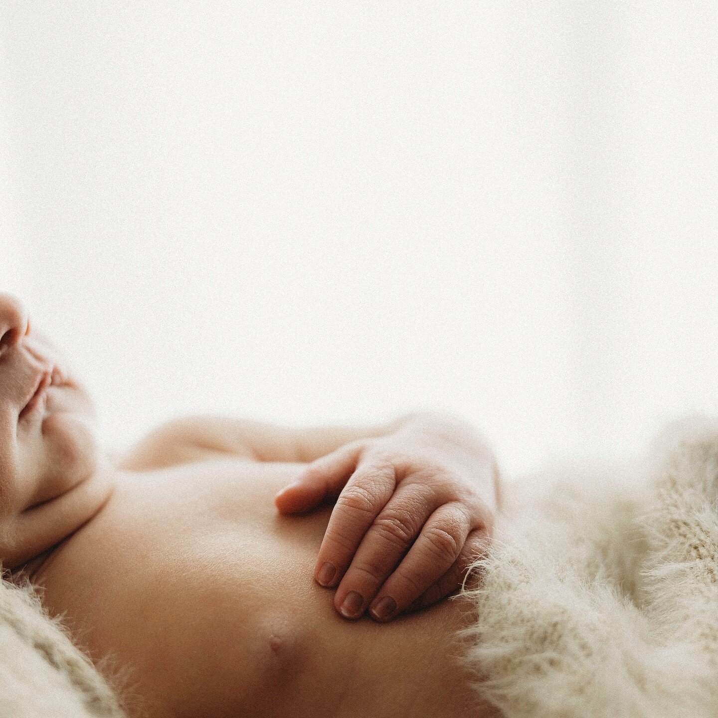 I rarely do square crops&hellip; look at me living on the edge! 

#macro #hand #babyboy #closeup #portrait
#newborn #newbornphotography #sydney #sydneynewbornphotographer #hillsdistrict #hillsdistrictmums #cutebabies #photooftheday