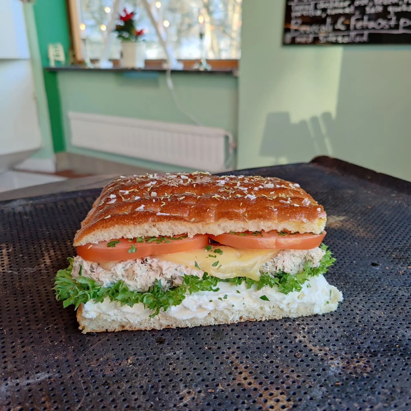 Tonfiskr&ouml;ra, lagrad cheddarost, creamcheese, krispsallad, tomat, persilja p&aring; en riktigt god foccacia med flingsalt och rosmarin g&ouml;r den perfekta TUNAMELT
V&auml;lkommen in p&aring; lunch 😋