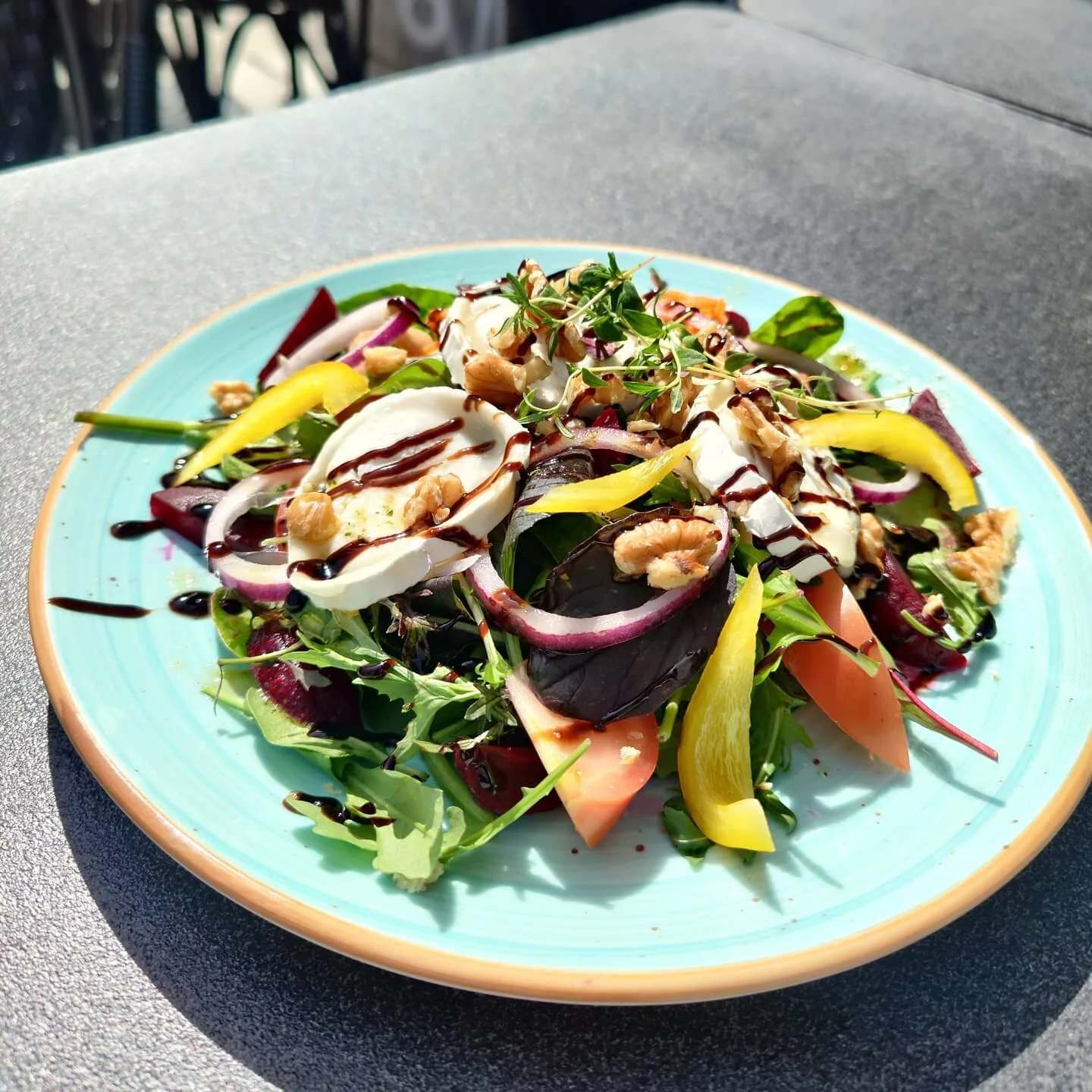 Hej k&auml;ra v&auml;nner! H&aring;ll dig sommarfr&auml;sh med en fantastisk god chevr&eacute;sallad med r&ouml;dbetor, honung, valn&ouml;tter och massor av annat gott. Hur najs?😍😍