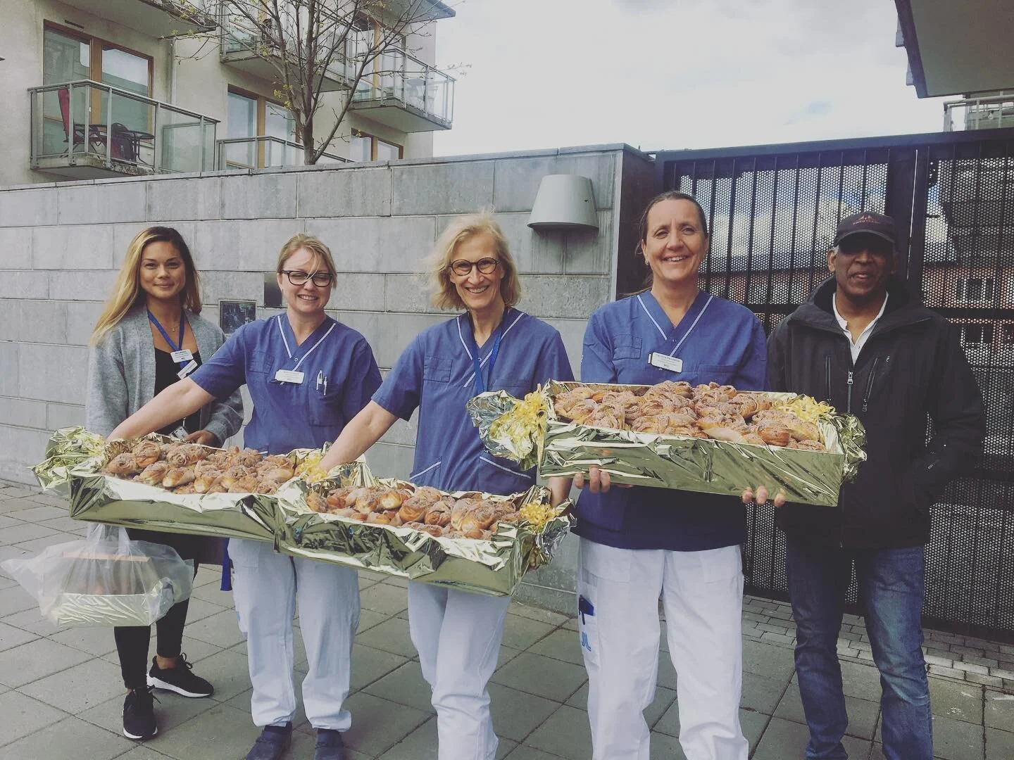 Hej k&auml;ra v&auml;nner! Hoppas ni har haft en sk&ouml;n valborg. Ig&aring;r var vi och l&auml;mnade bullar till personalen p&aring; S&ouml;dersjukhuset &aring;ter igen. J&auml;tte roligt att vi f&aring;r vara med och hj&auml;lpa v&aring;ra  svensk